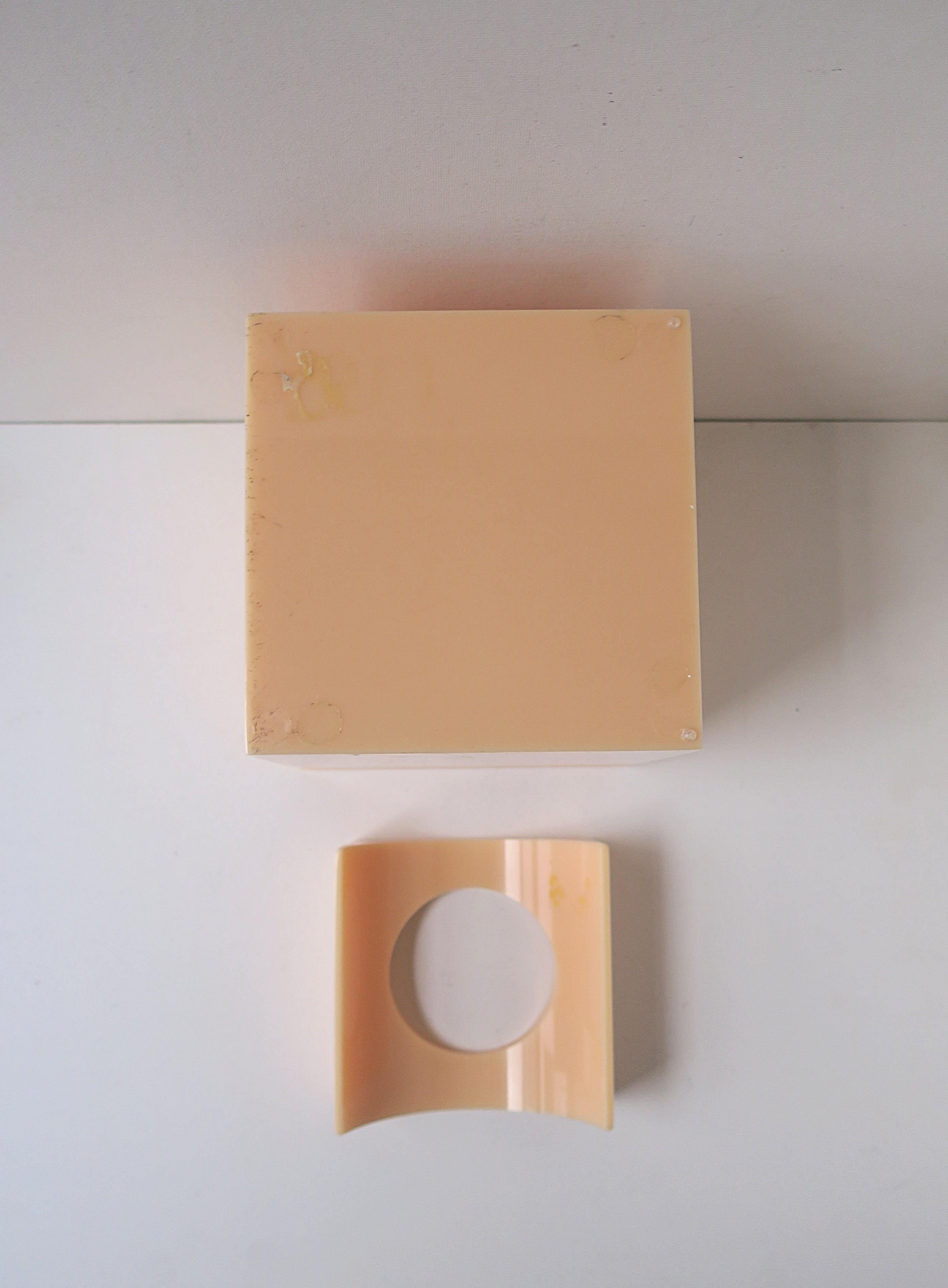 Caja de pañuelos Lucite en venta 7