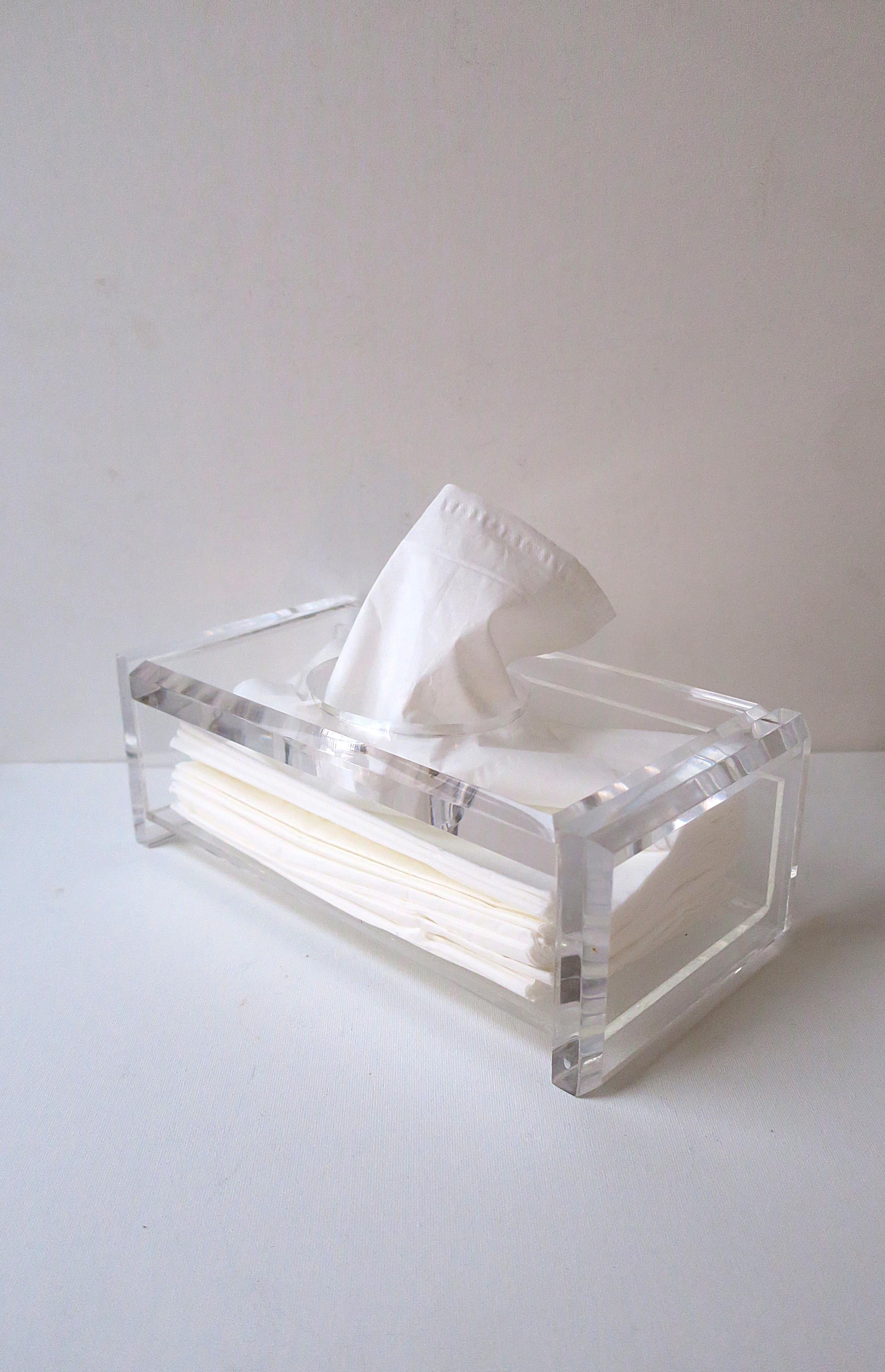Caja portapañuelos de Lucite, de estilo Moderno, hacia finales del siglo XX. Esta caja sustancial y bien hecha tiene capacidad para pañuelos de tamaño estándar, como se ha demostrado. Una gran pieza para un despacho, cuarto de baño, tocador,