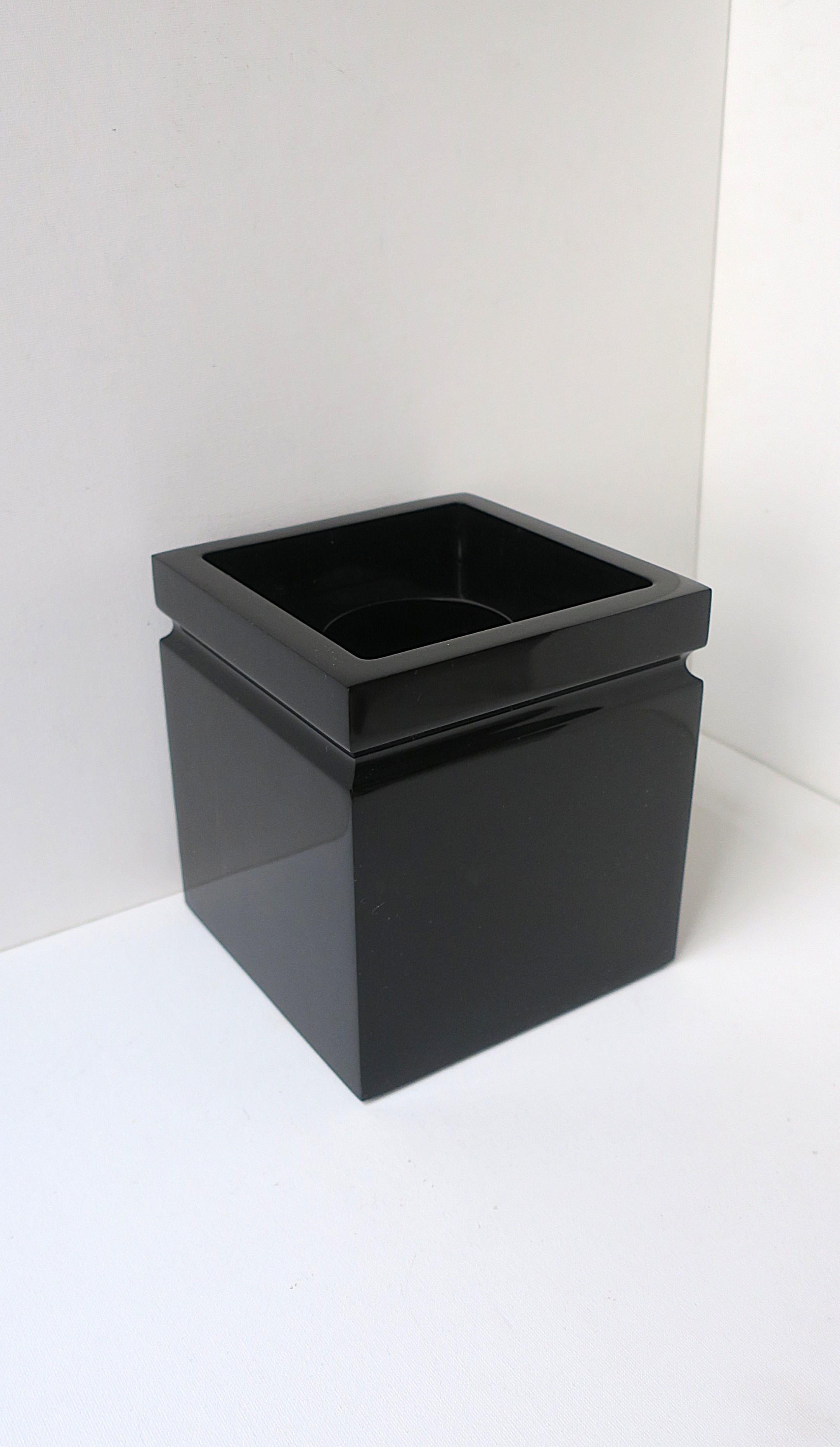 Lucite Boîte à mouchoirs en lucite noire en vente