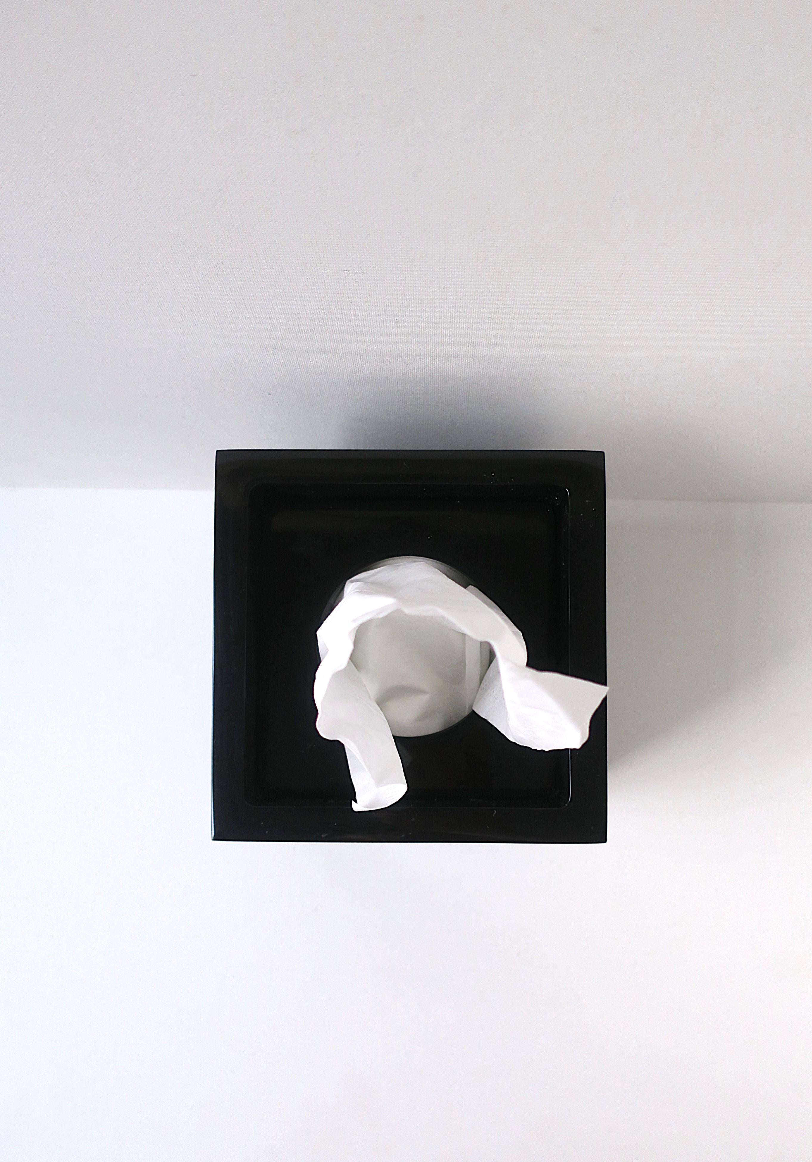 Boîte à mouchoirs en lucite noire en vente 1