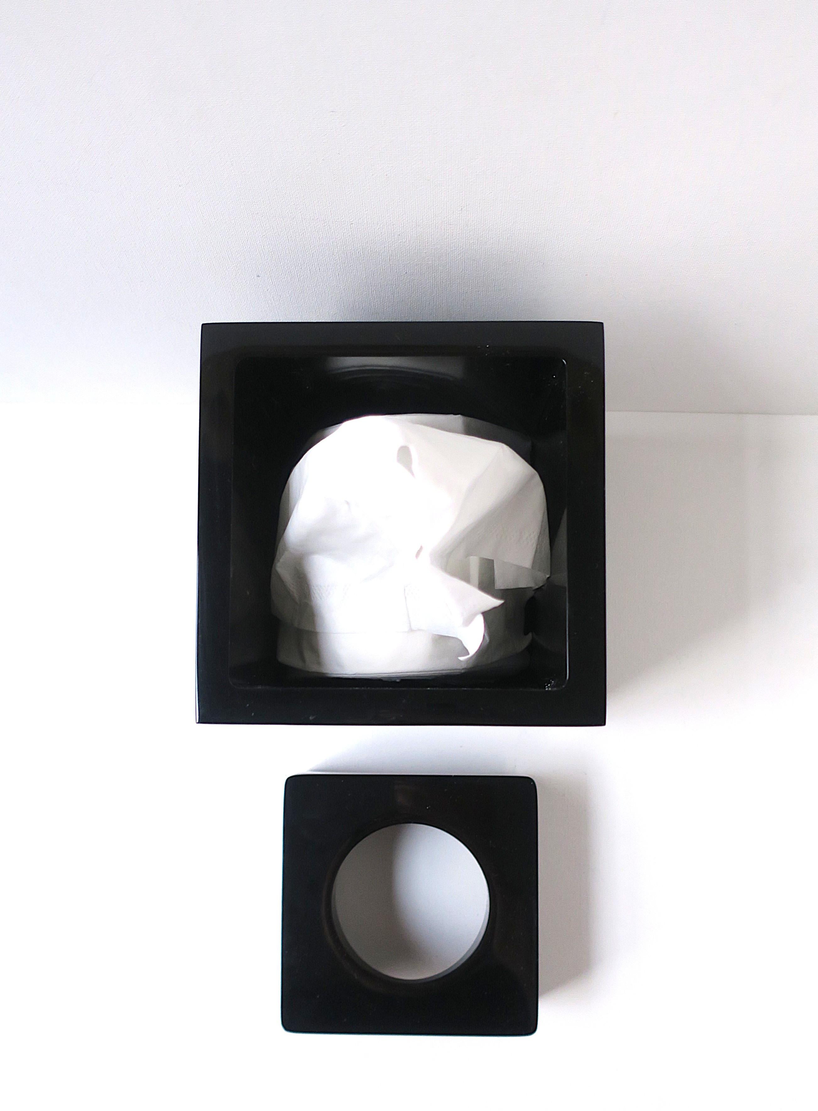 Boîte à mouchoirs en lucite noire en vente 2