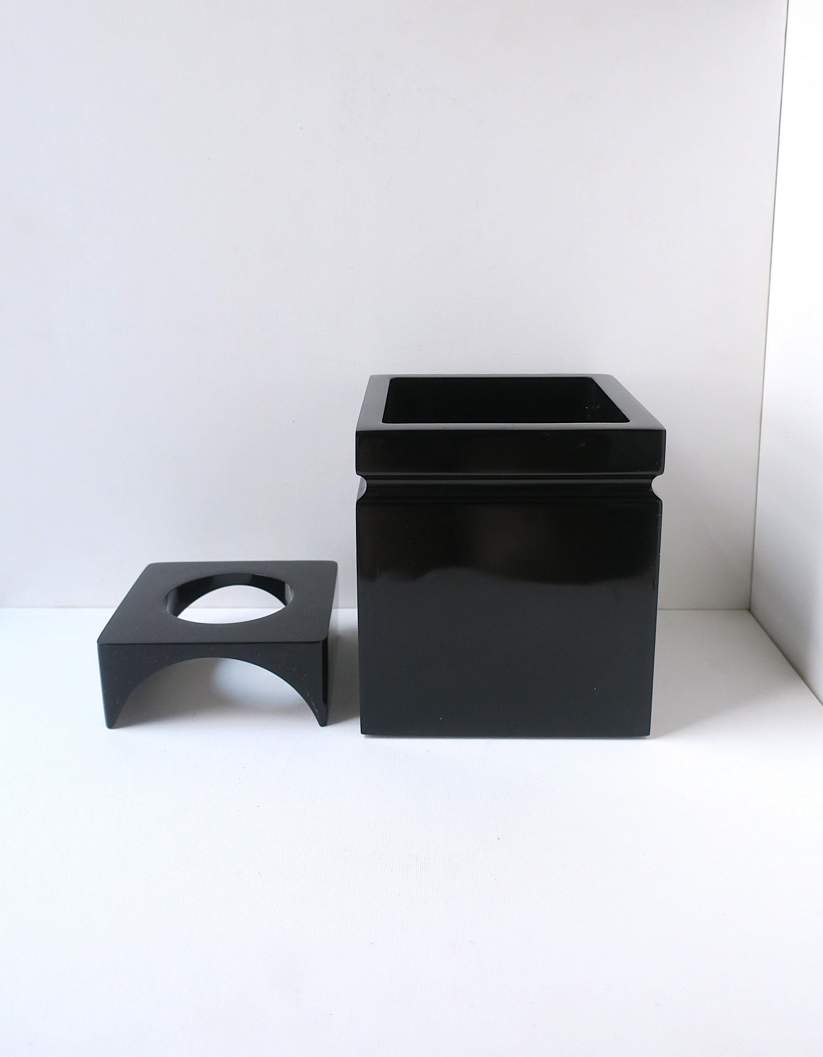 Boîte à mouchoirs en lucite noire en vente 3