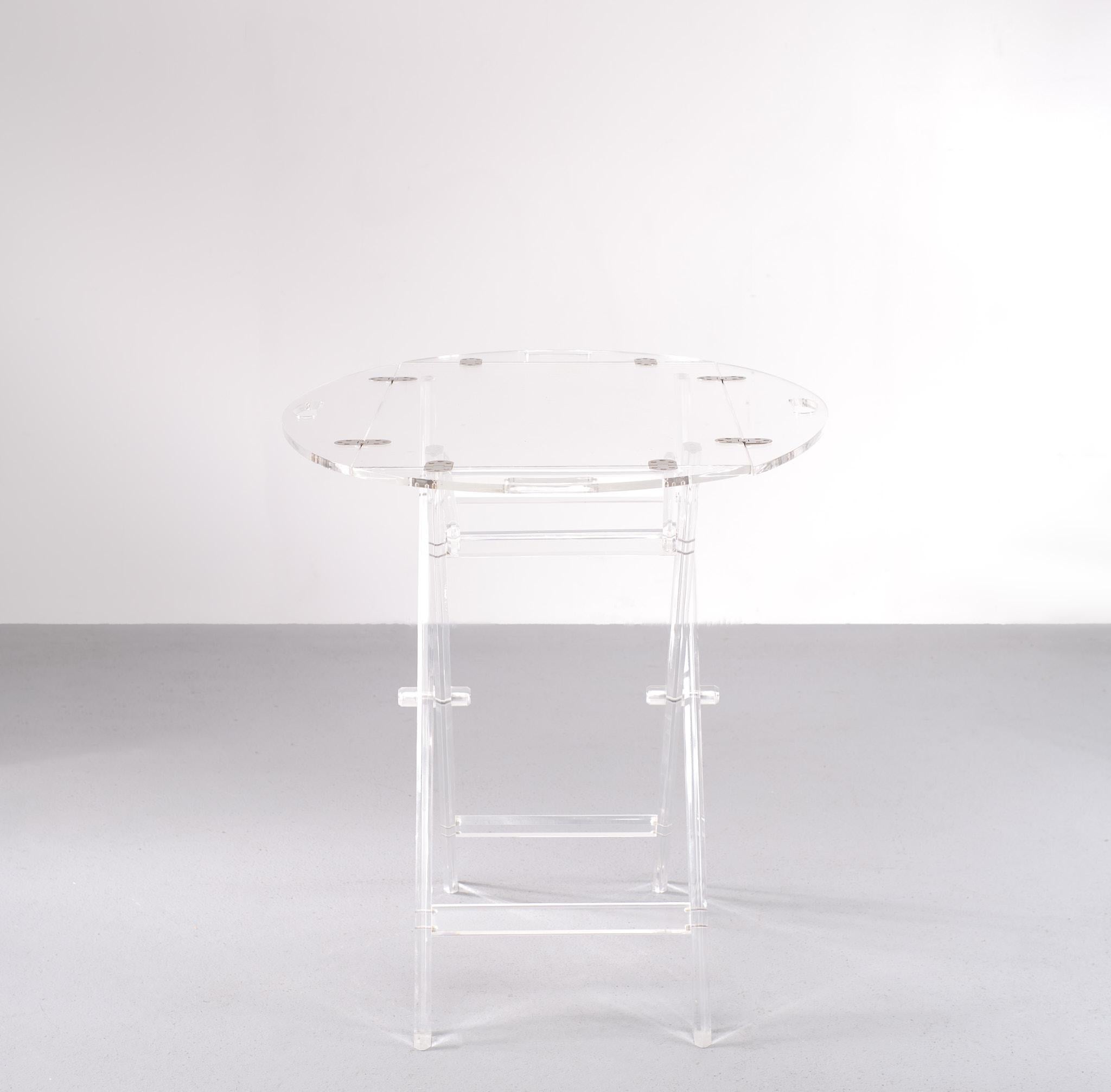Lucite Tray Table, France, 1970s  In Good Condition For Sale In Den Haag, NL