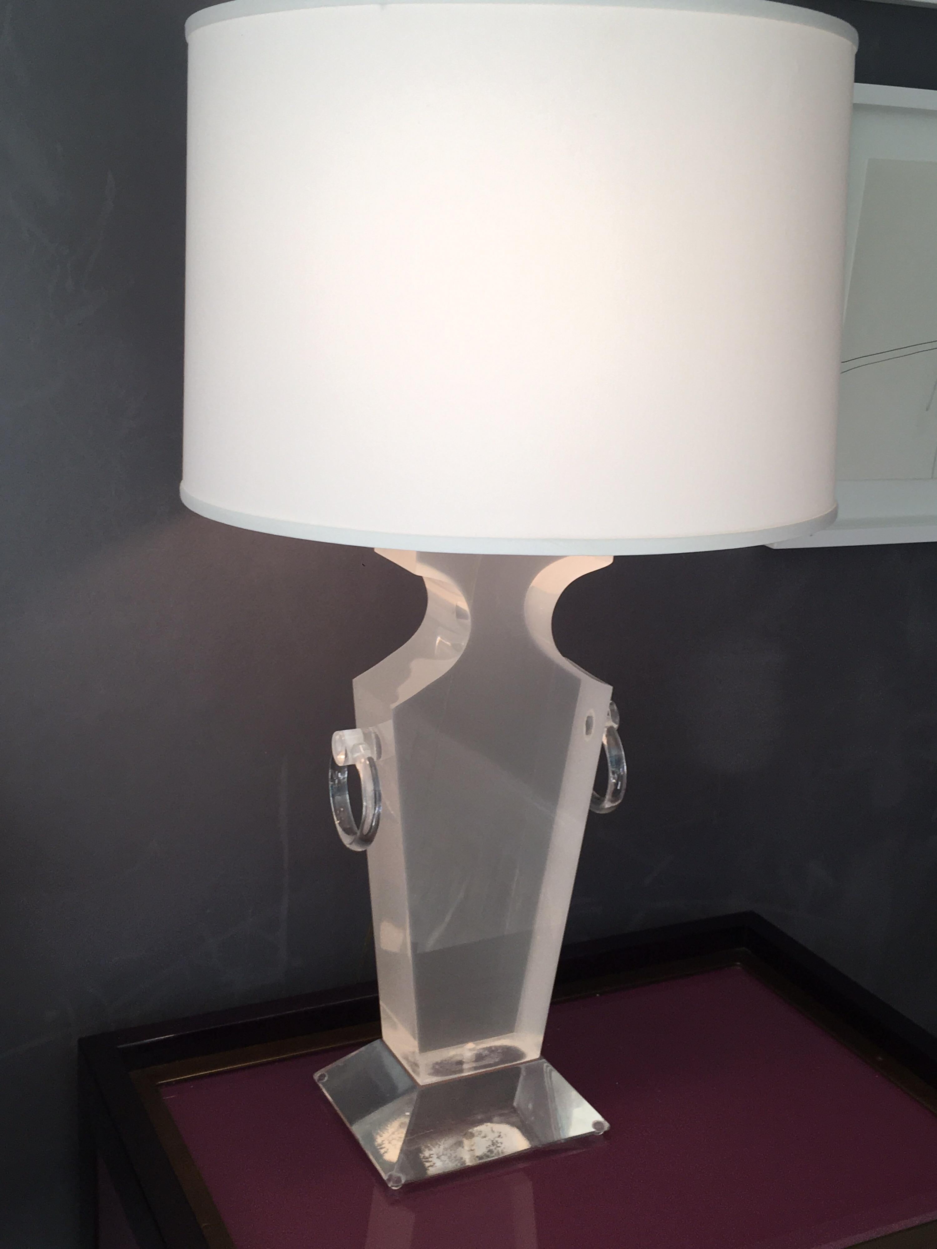 Lampe en forme d'urne en lucite  en vente 7