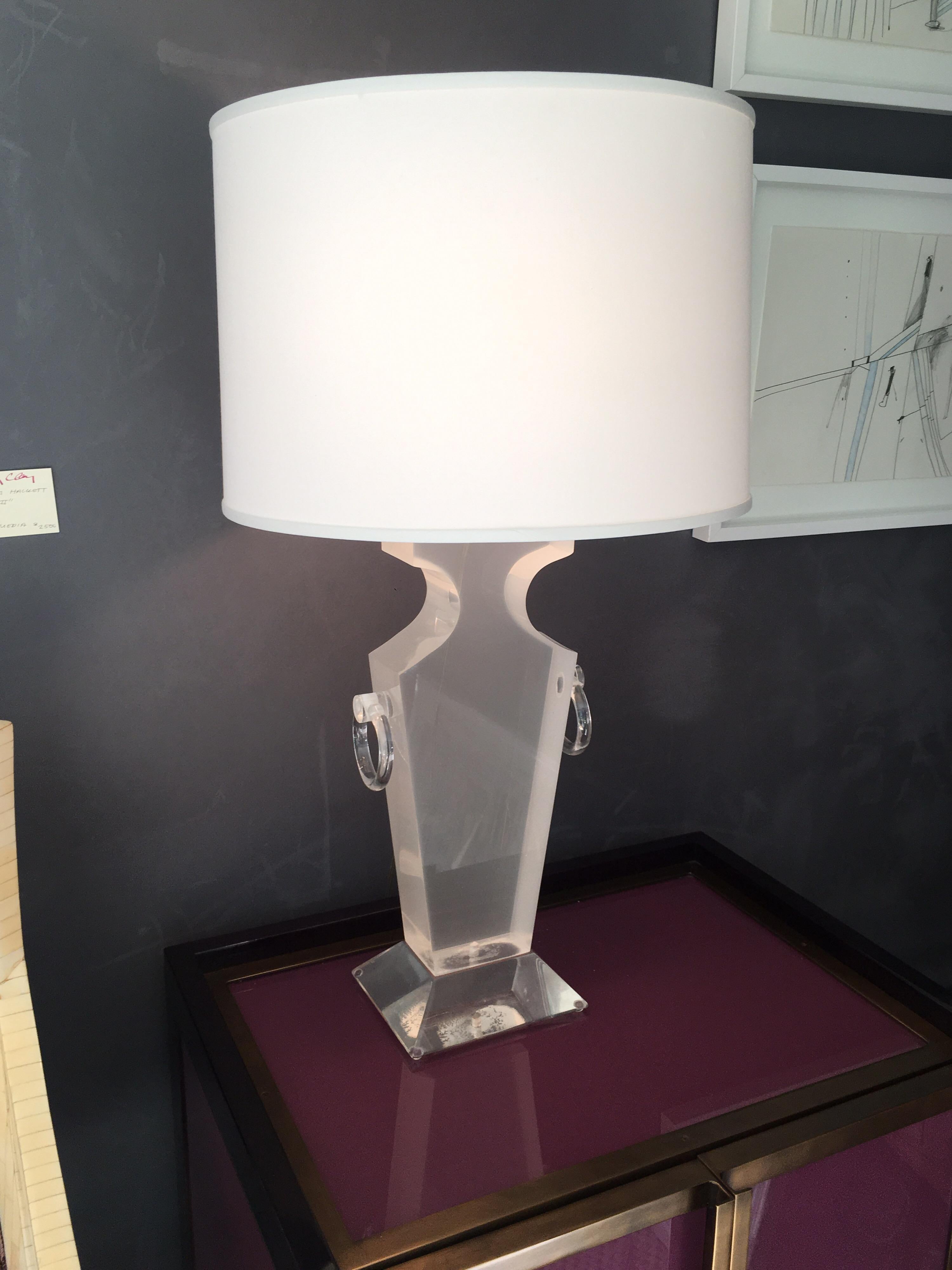 Urnenförmige Lampe aus Lucite  (Moderne der Mitte des Jahrhunderts) im Angebot