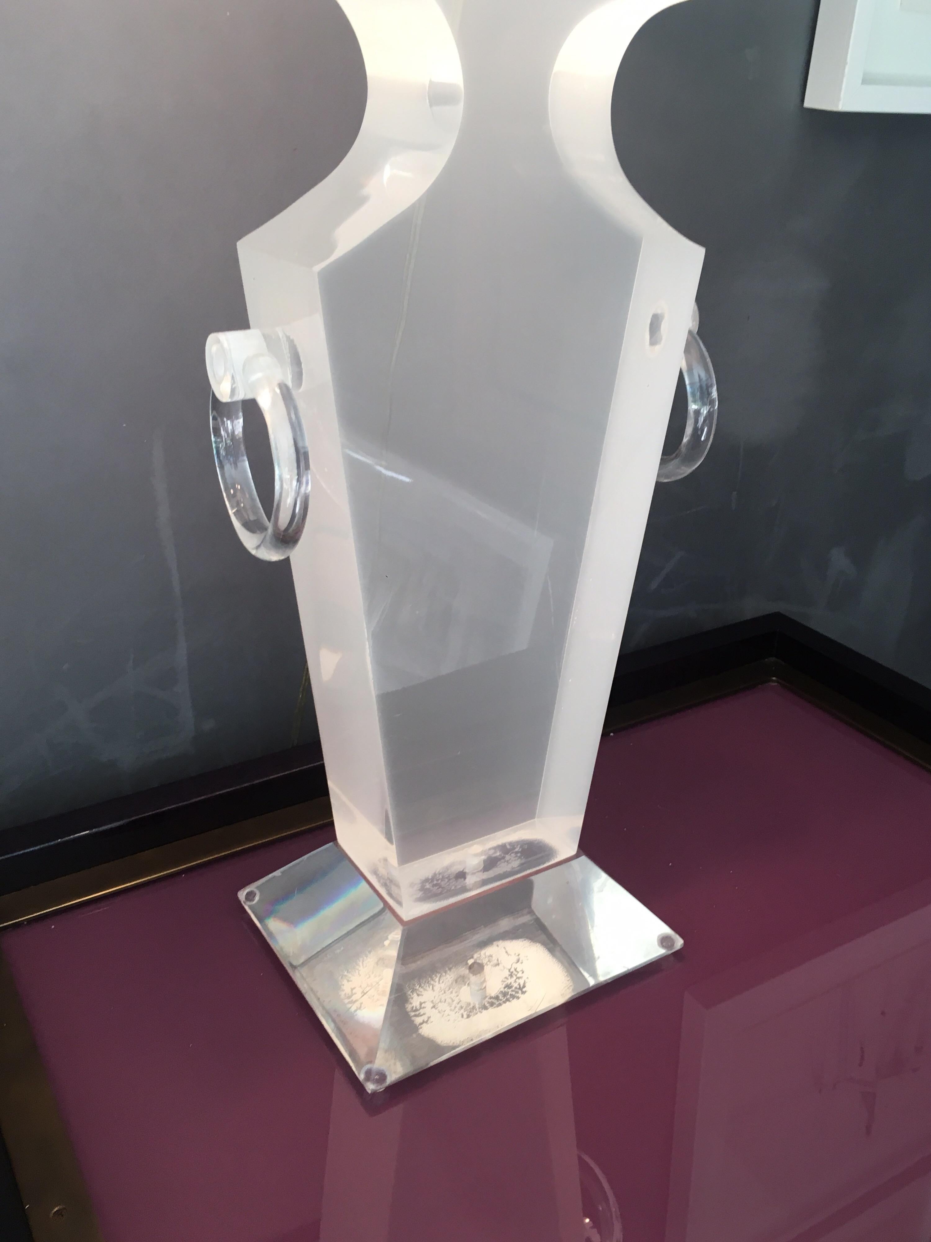 Mid-Century Modern Lucite Urn Shaped Lamp For Sale