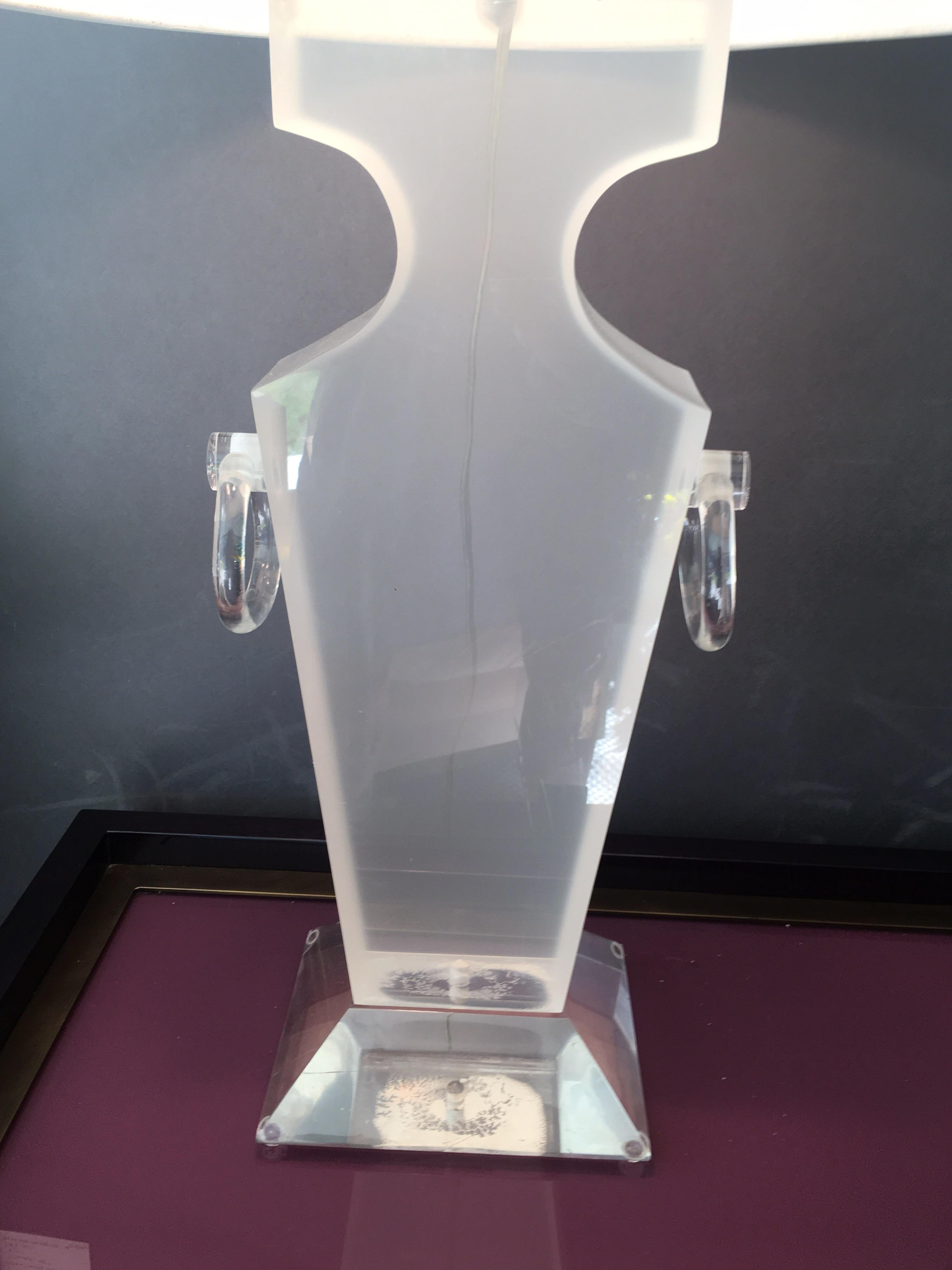 Lucite Urn Shaped Lamp In Good Condition For Sale In Southampton, NY