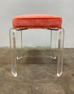 Tabouret de toilette Lucite avec nouveau coussin en velours saumoné