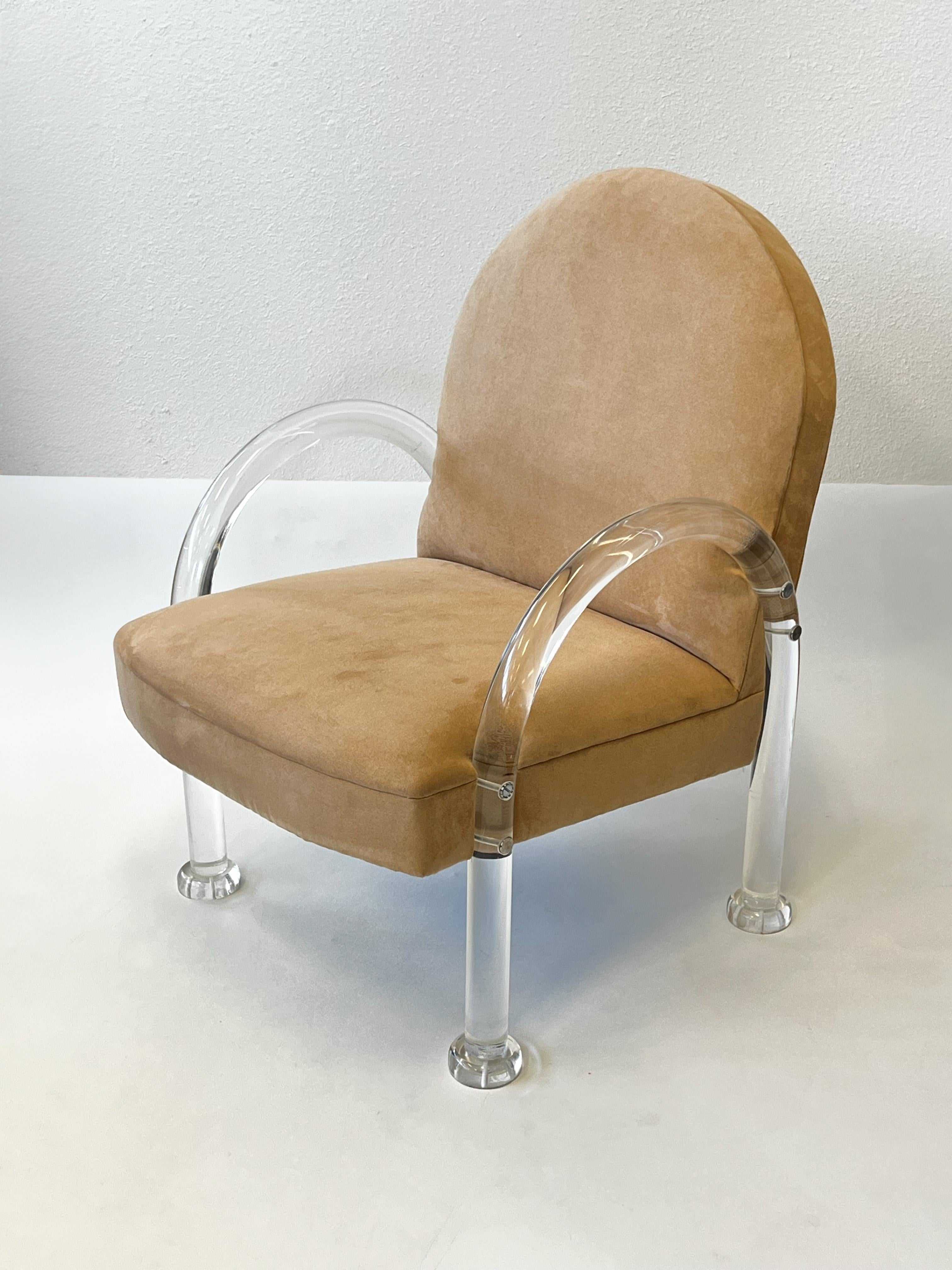 Sedia lounge glamour degli anni '80 in lucite e Ultrasuede. 
La sedia è in buone condizioni originali, tranne che per il fatto che la lucite è stata lucidata professionalmente e per alcune screpolature su uno dei braccioli (vedi foto