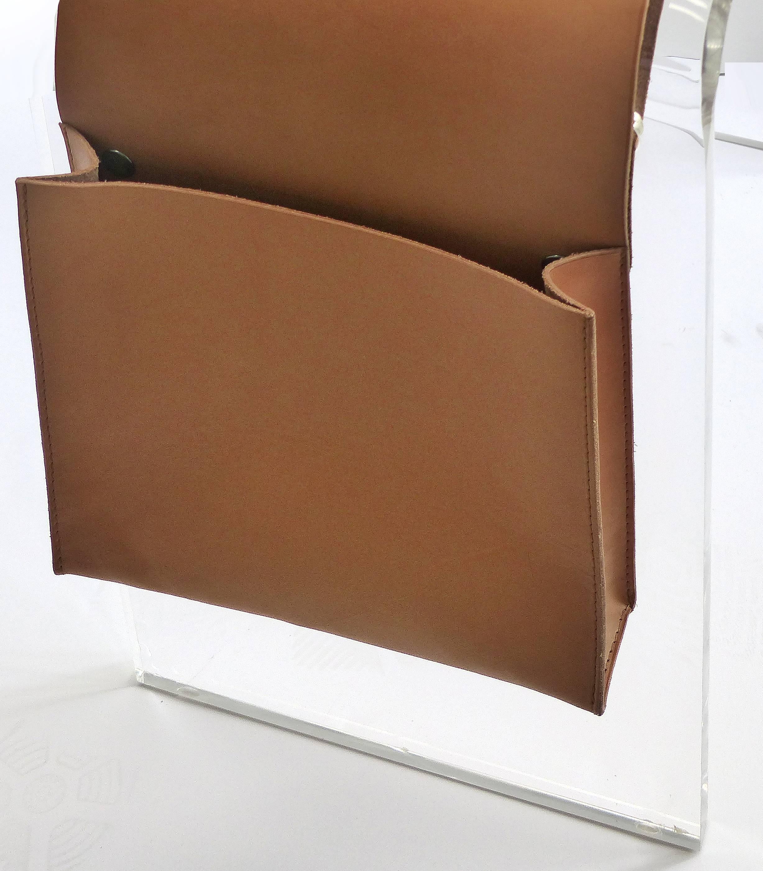 XXIe siècle et contemporain Table d'appoint cascade en Lucite personnalisée avec pochette à magazines en cuir en vente