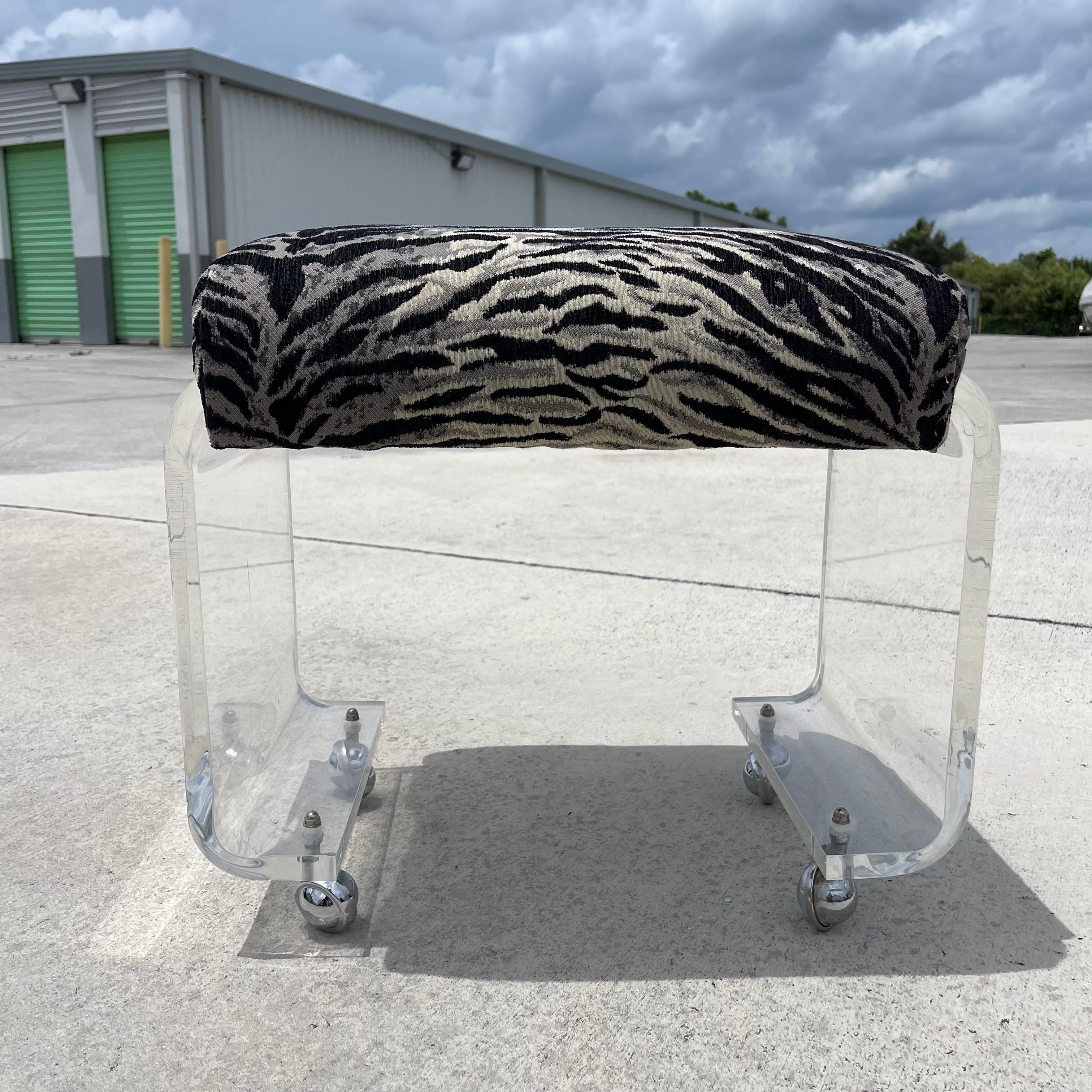 Sgabello o pouf a cascata in lucite su rotelle, Charles Hollis Jones In condizioni buone in vendita a Jensen Beach, FL