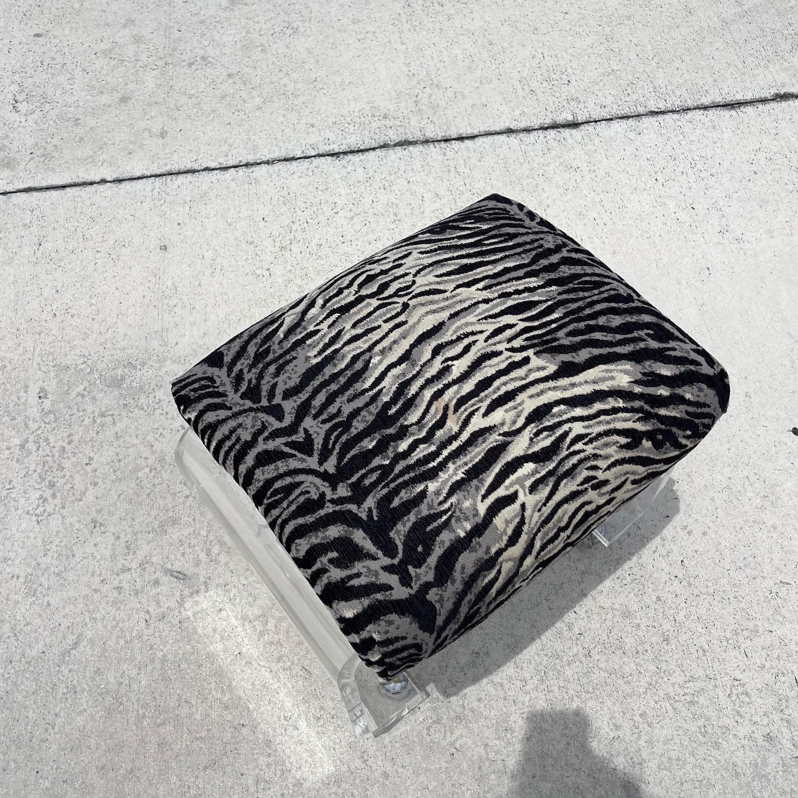 XX secolo Sgabello o pouf a cascata in lucite su rotelle, Charles Hollis Jones in vendita