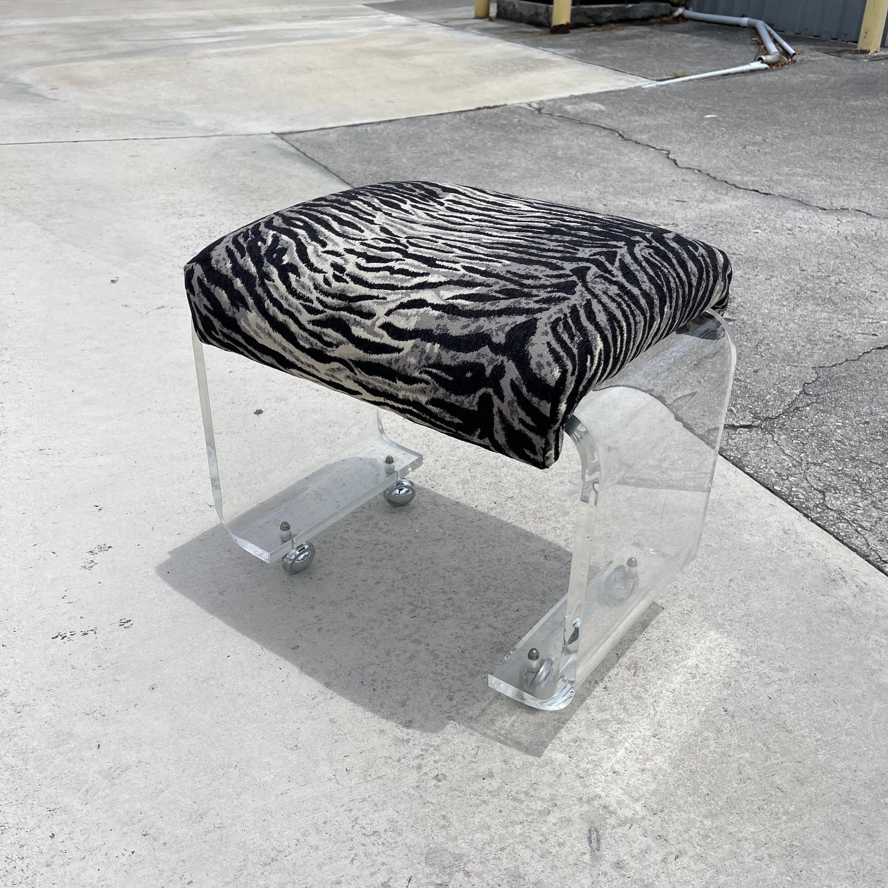 Tappezzeria Sgabello o pouf a cascata in lucite su rotelle, Charles Hollis Jones in vendita