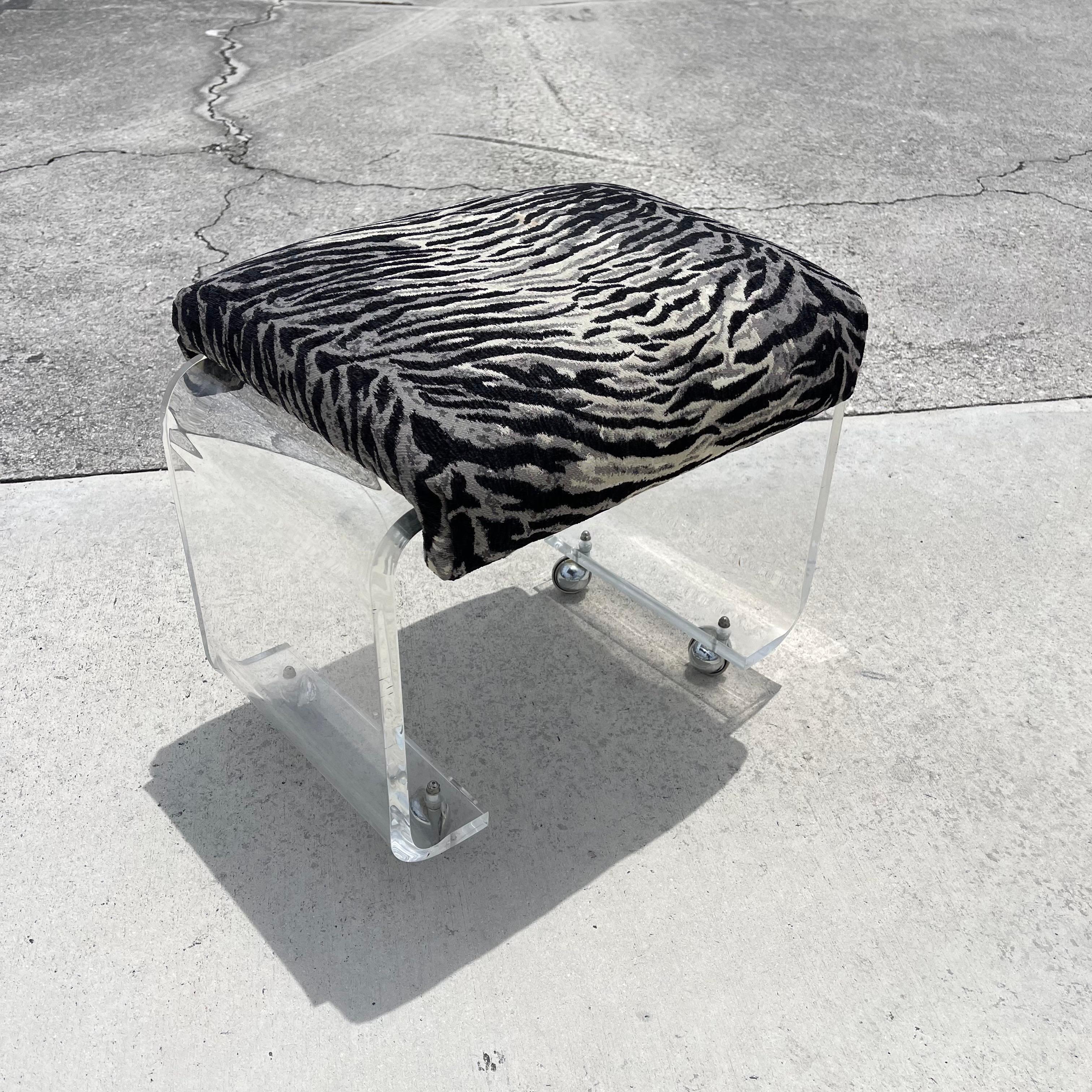 Sgabello o pouf a cascata in lucite su rotelle, Charles Hollis Jones in vendita 1