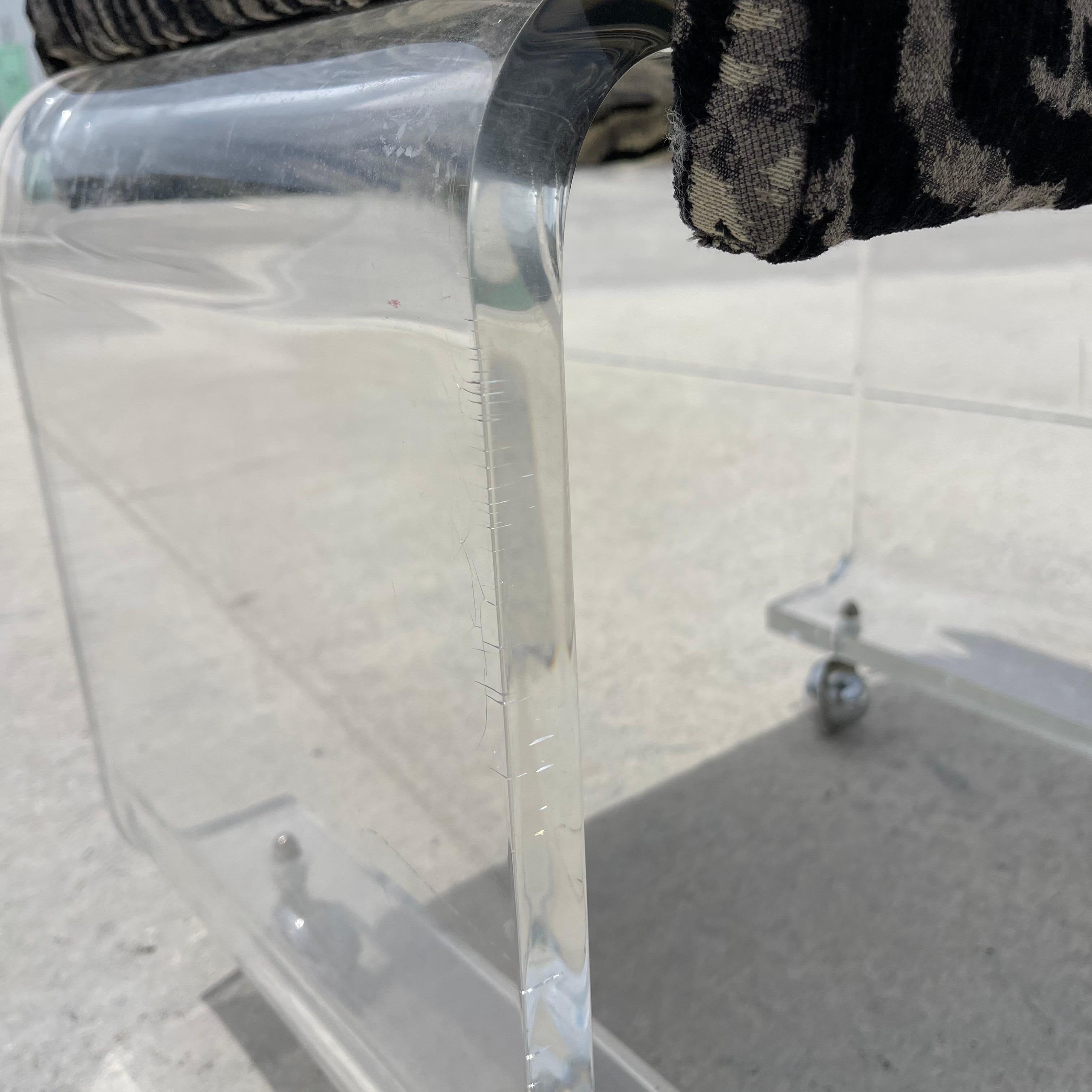 Sgabello o pouf a cascata in lucite su rotelle, Charles Hollis Jones in vendita 4