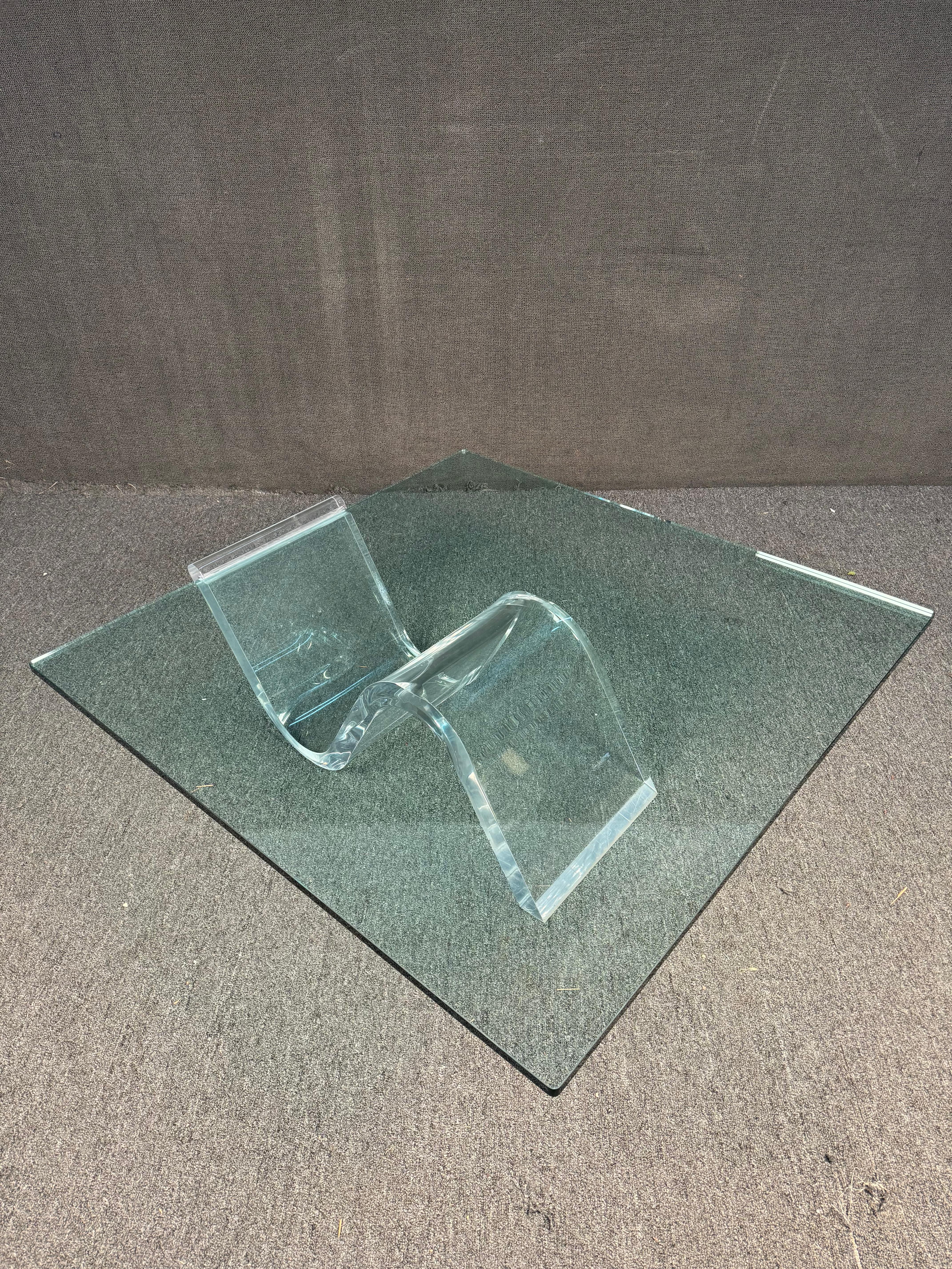 Lucite Wave Base Rectangle Glass Top Table basse moderne du milieu du siècle dernier Bon état - En vente à Brooklyn, NY