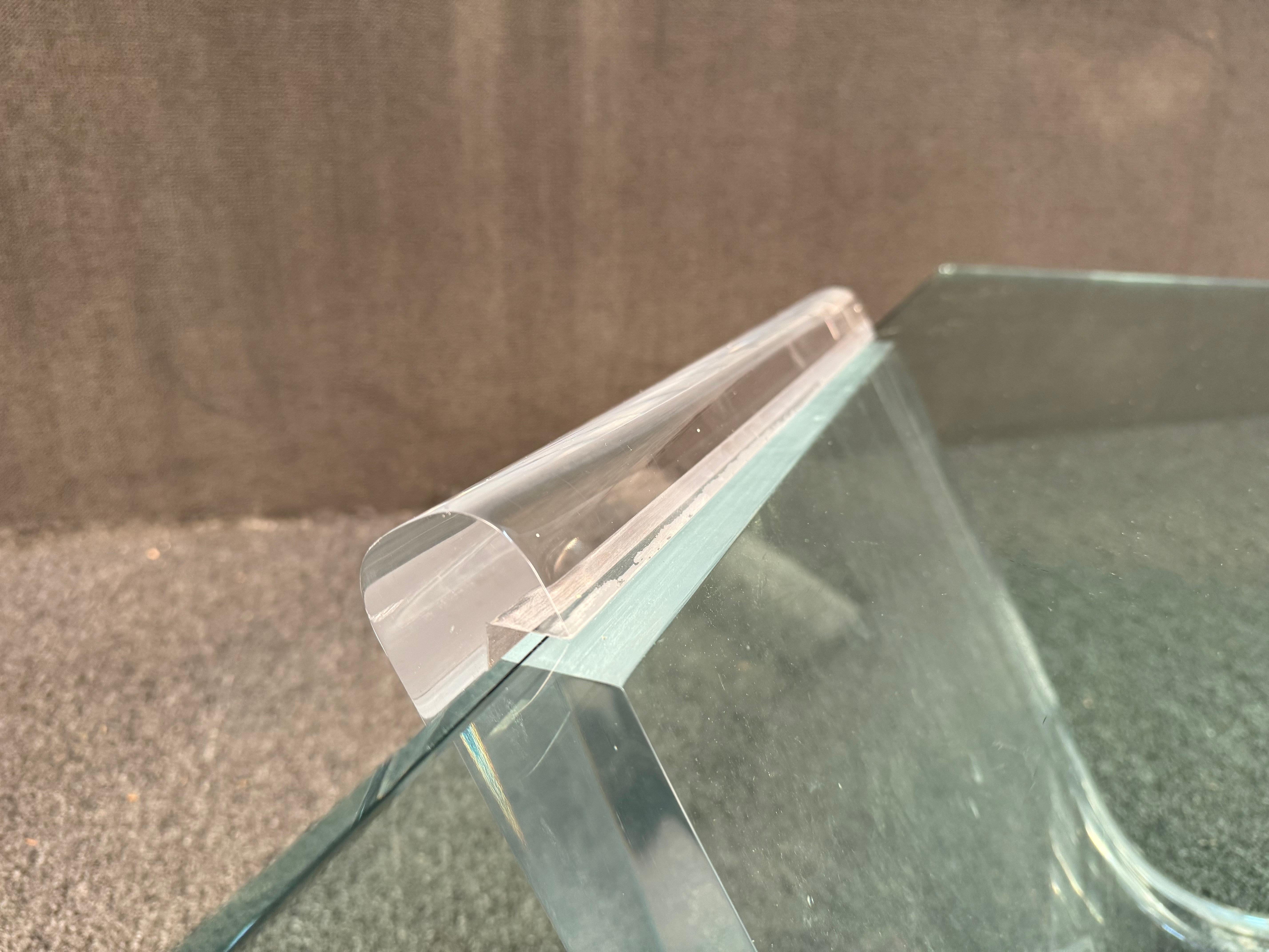 20ième siècle Lucite Wave Base Rectangle Glass Top Table basse moderne du milieu du siècle dernier en vente