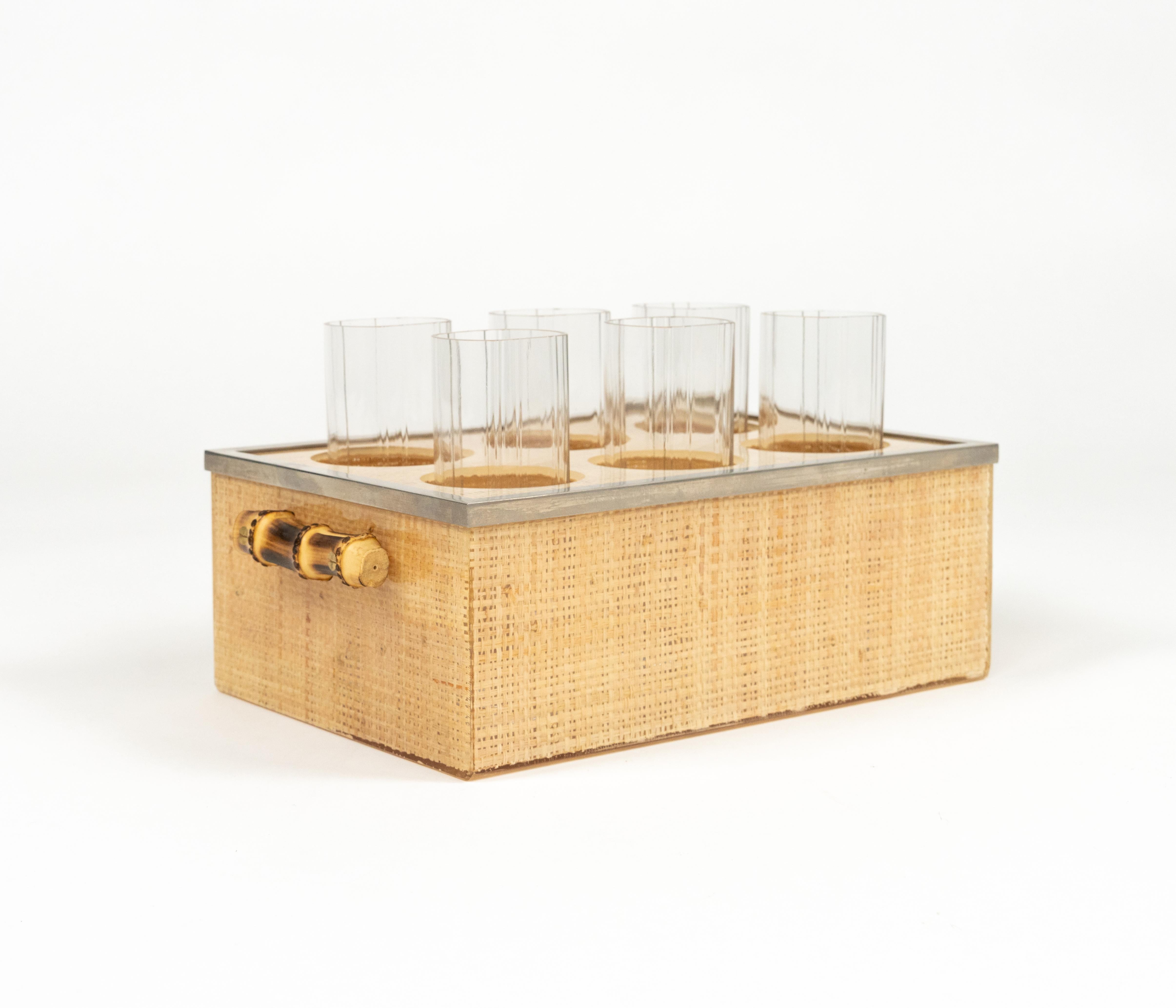 Italiano Porta bicchieri da bar in lucite, vimini e acciaio in stile Christian Dior, Italia anni '70