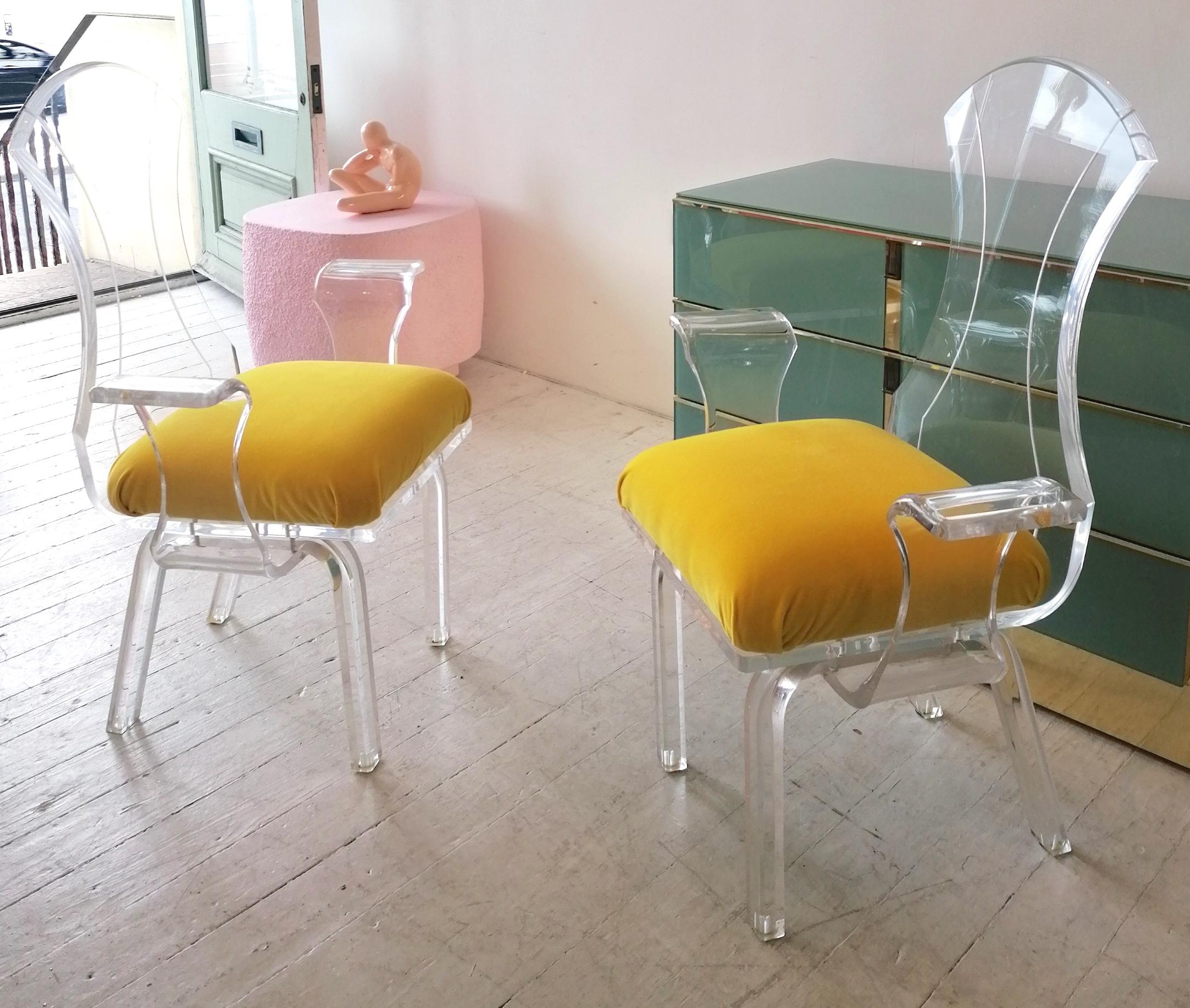 Pair of heavy lucite wing-arm dining or side chairs with bright yellow velvet seat pads. By Carmichael Designs, Palm Springs USA, early 1980s. In great condition
Selling individually.

Dimensions: width 71cm, depth 51.5cm, height 99cm, seat height