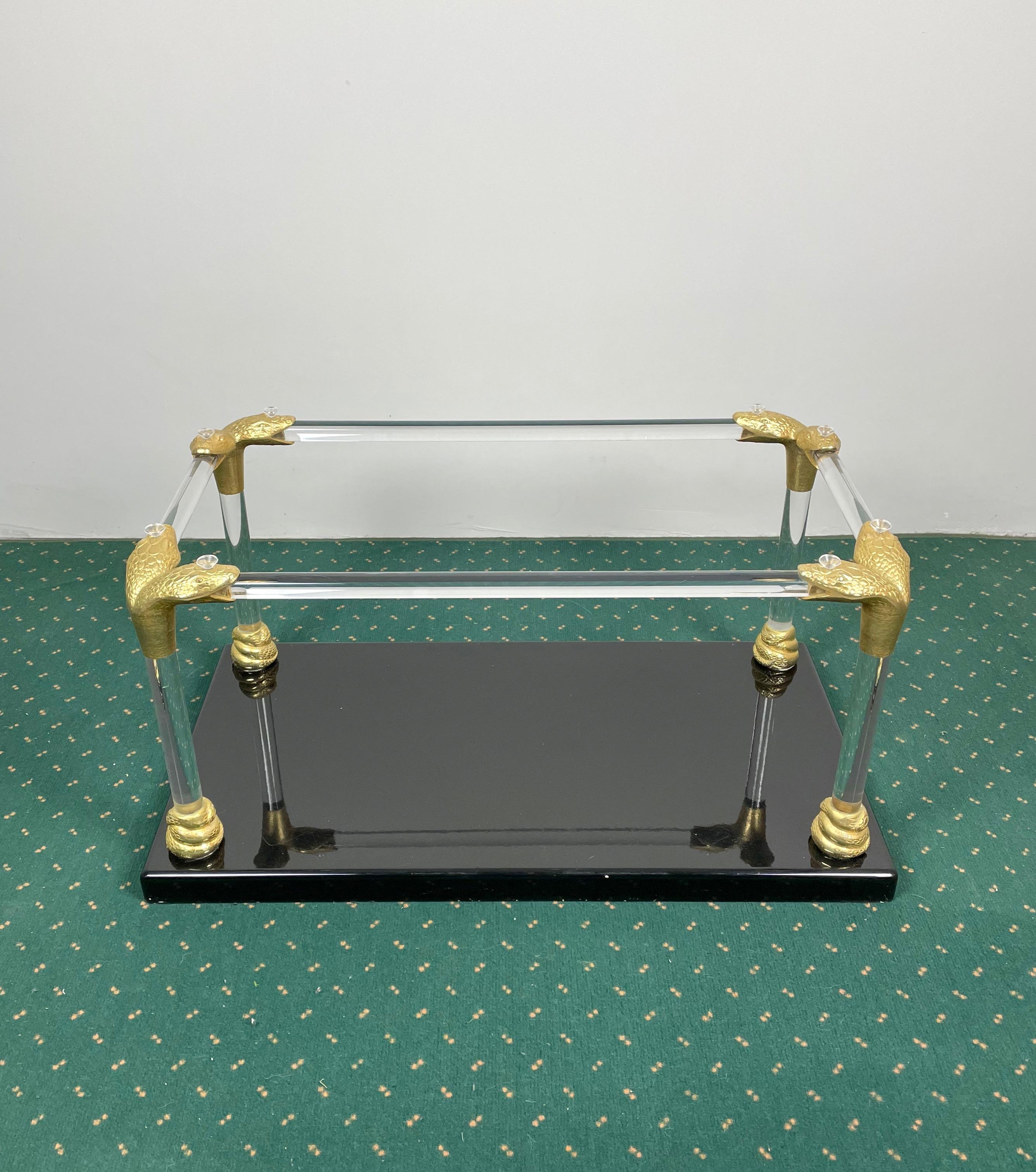 Couchtisch aus Lucite, Holz und Messing mit Schlangenkopfdetails, Italien, 1970er Jahre im Angebot 2
