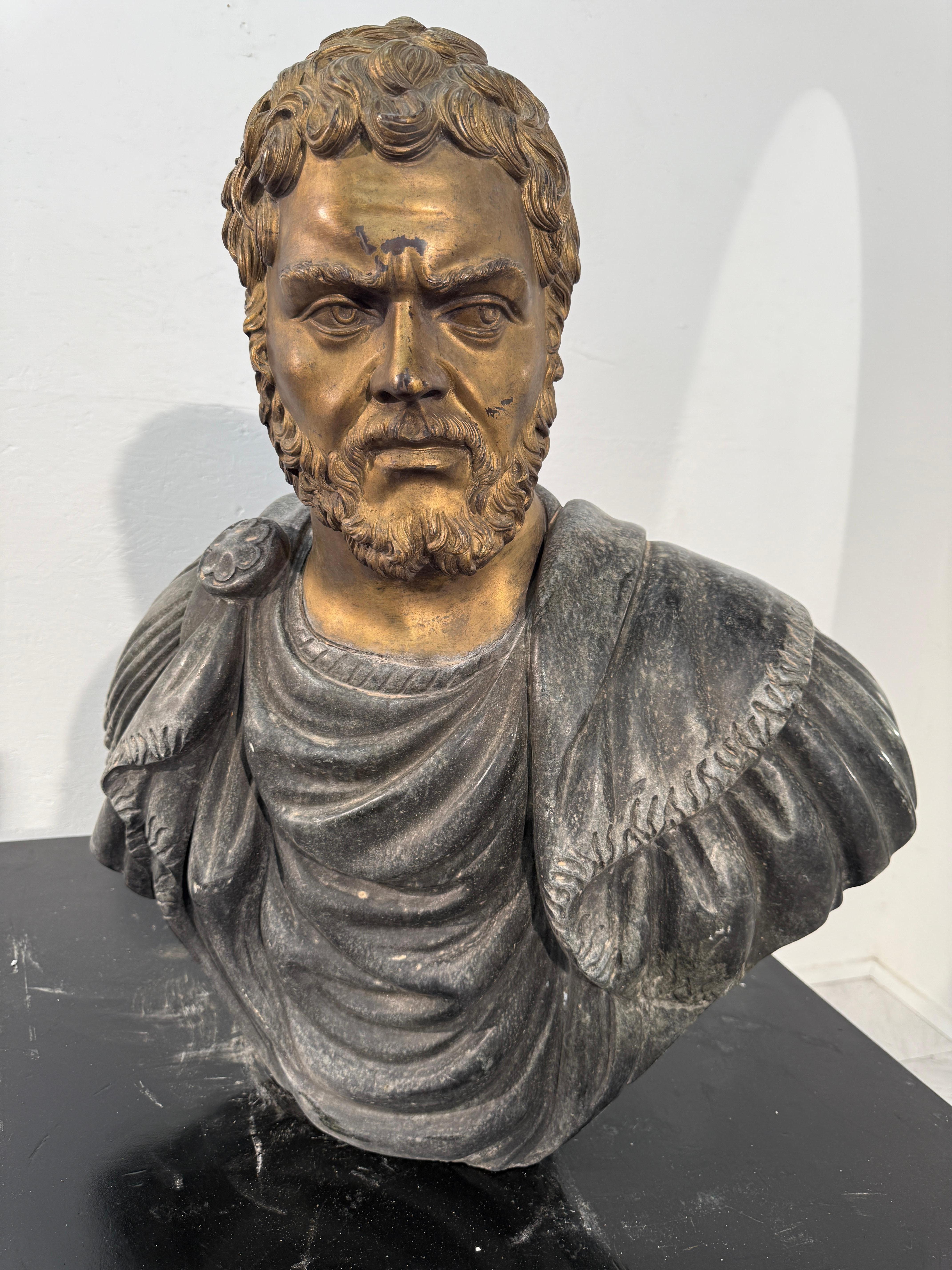 Ce buste finement ouvragé représente l'empereur Septime Sévère (193-211 de notre ère), fondateur de la dynastie des Sévères et l'un des plus redoutables empereurs-soldats de Rome. Représenté avec une expression sévère et autoritaire, des cheveux