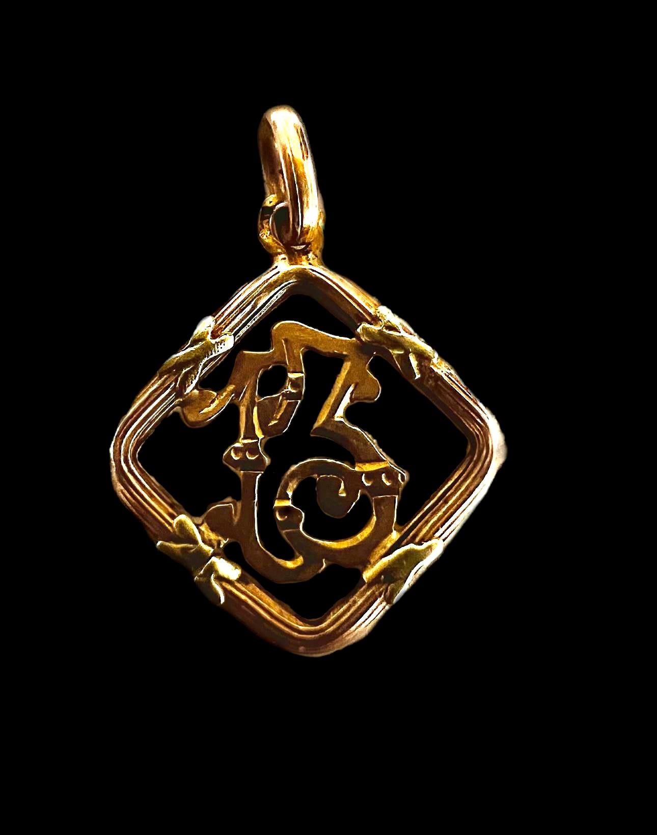 Charme Antiques numero fortunato 13. Creato nel periodo dell'Art Nouveau datato 1895/1915 in Francia. Le classiche linee squadrate dei gioielli Art Nouveau; il bordo è decorato con linee sottili e linee trasversali che creano un design unico nel suo