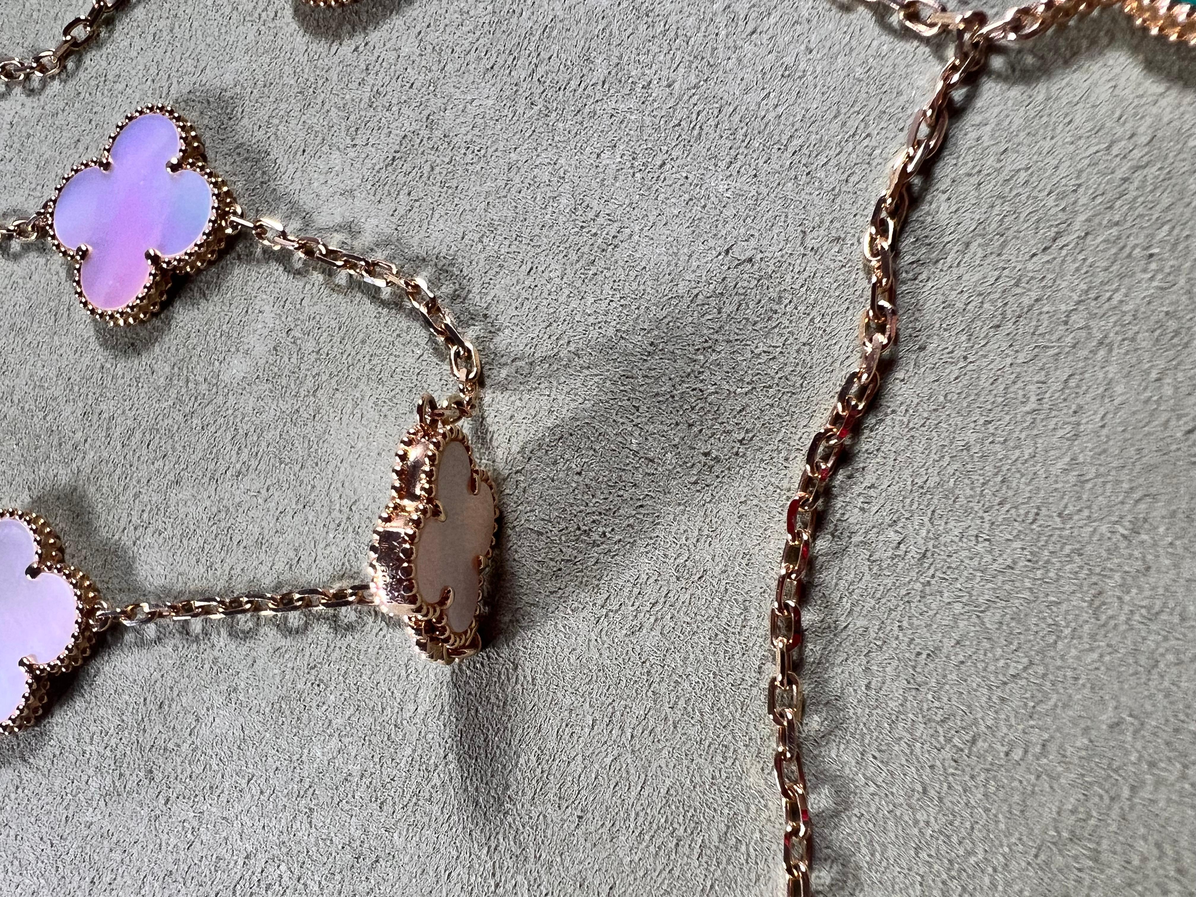Glückliches Alhambra  12 Motive Lange Goldhalskette aus 18 Karat Gelbgold mit Motiven im Zustand „Neu“ im Angebot in Bilbao, ES