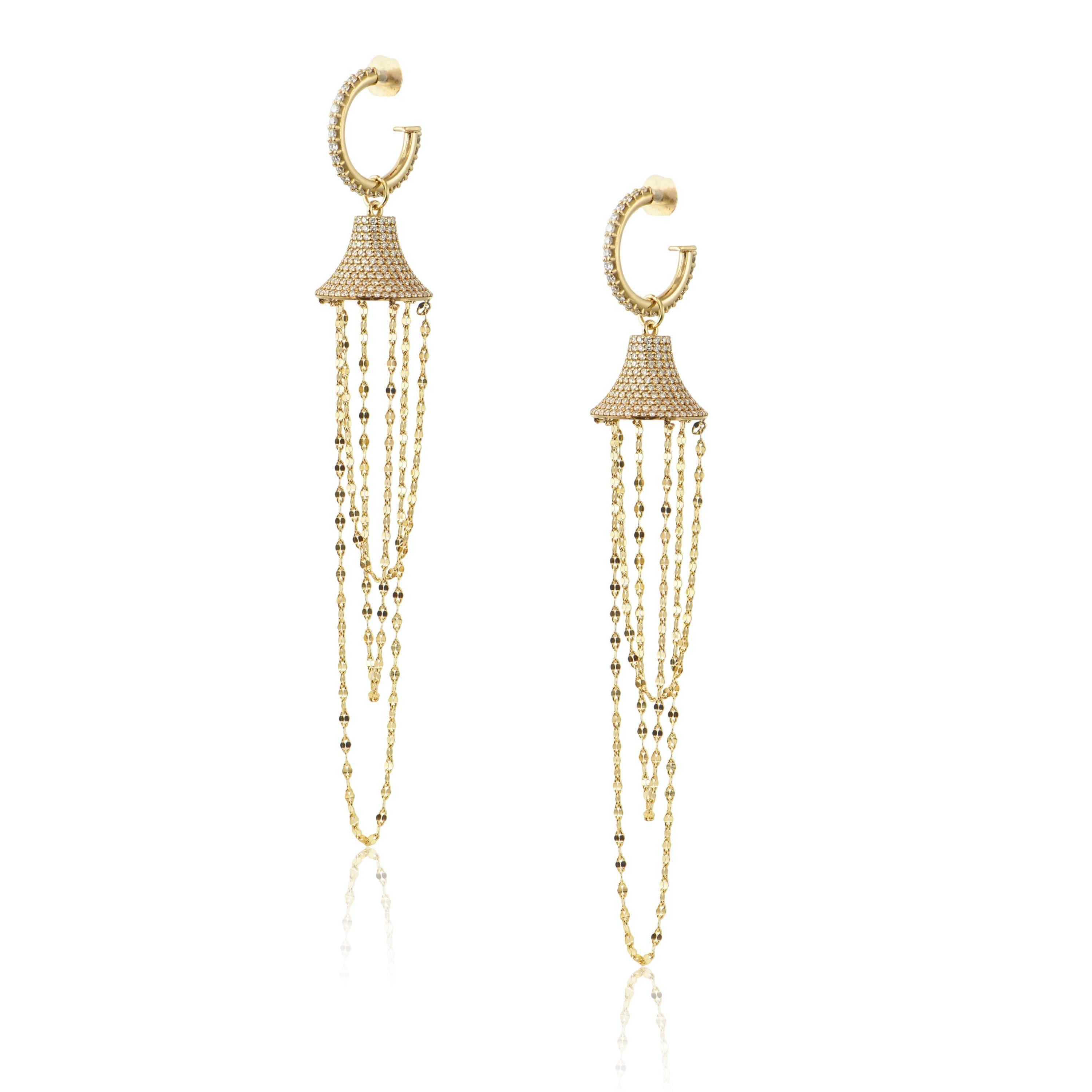 Designer : Alexia Gryllaki

Boucles d'oreilles Lucky Bells Chandelier

Code barre : ASR0019
Dimensions : L100x15mm
Poids : environ 15.2 g (paire)

Une éblouissante paire de boucles d'oreilles chandelier en or jaune 18 carats, suspendues à des