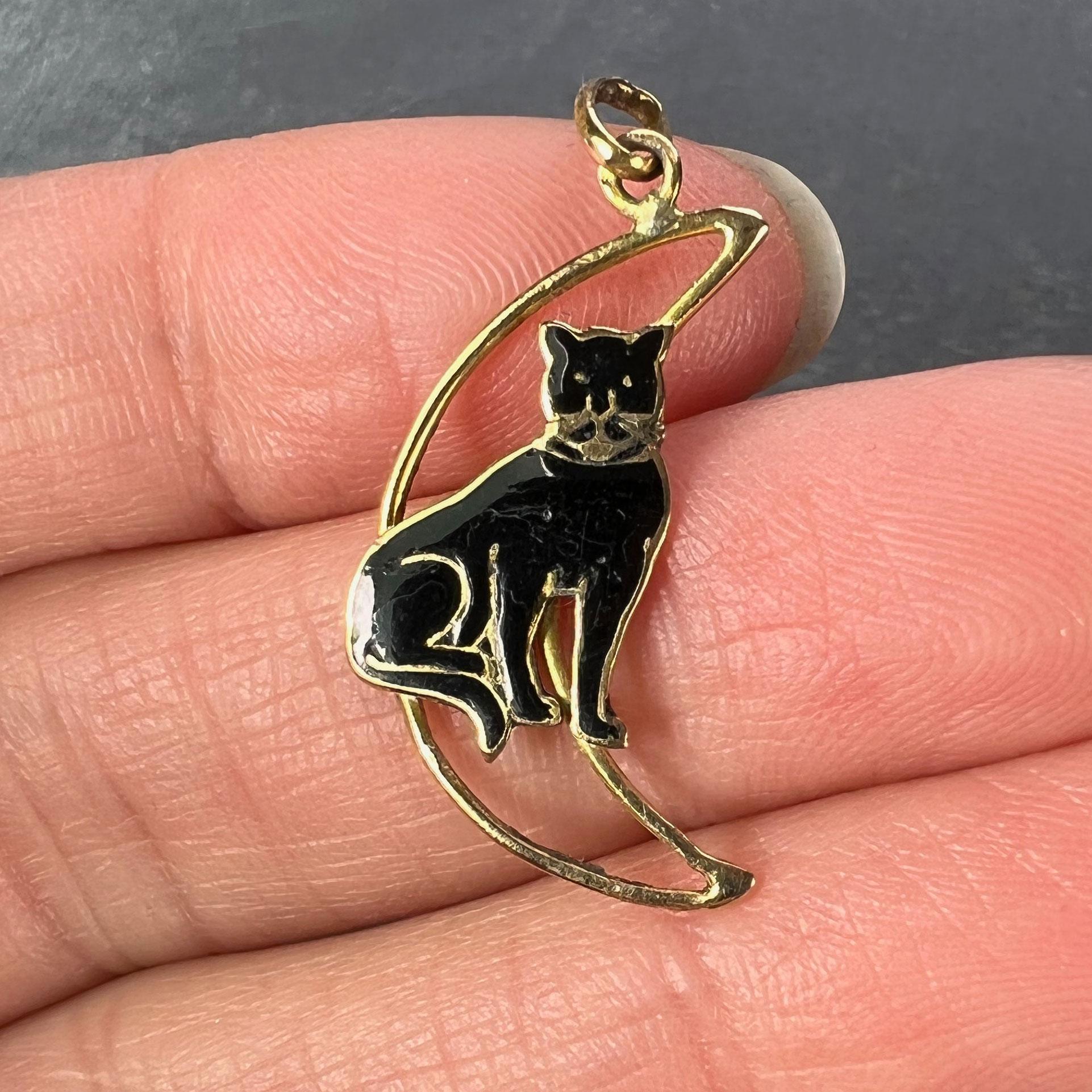 Pendentif breloque chat noir Lucky en forme de croissant de lune en or jaune 18 carats et émail Unisexe en vente