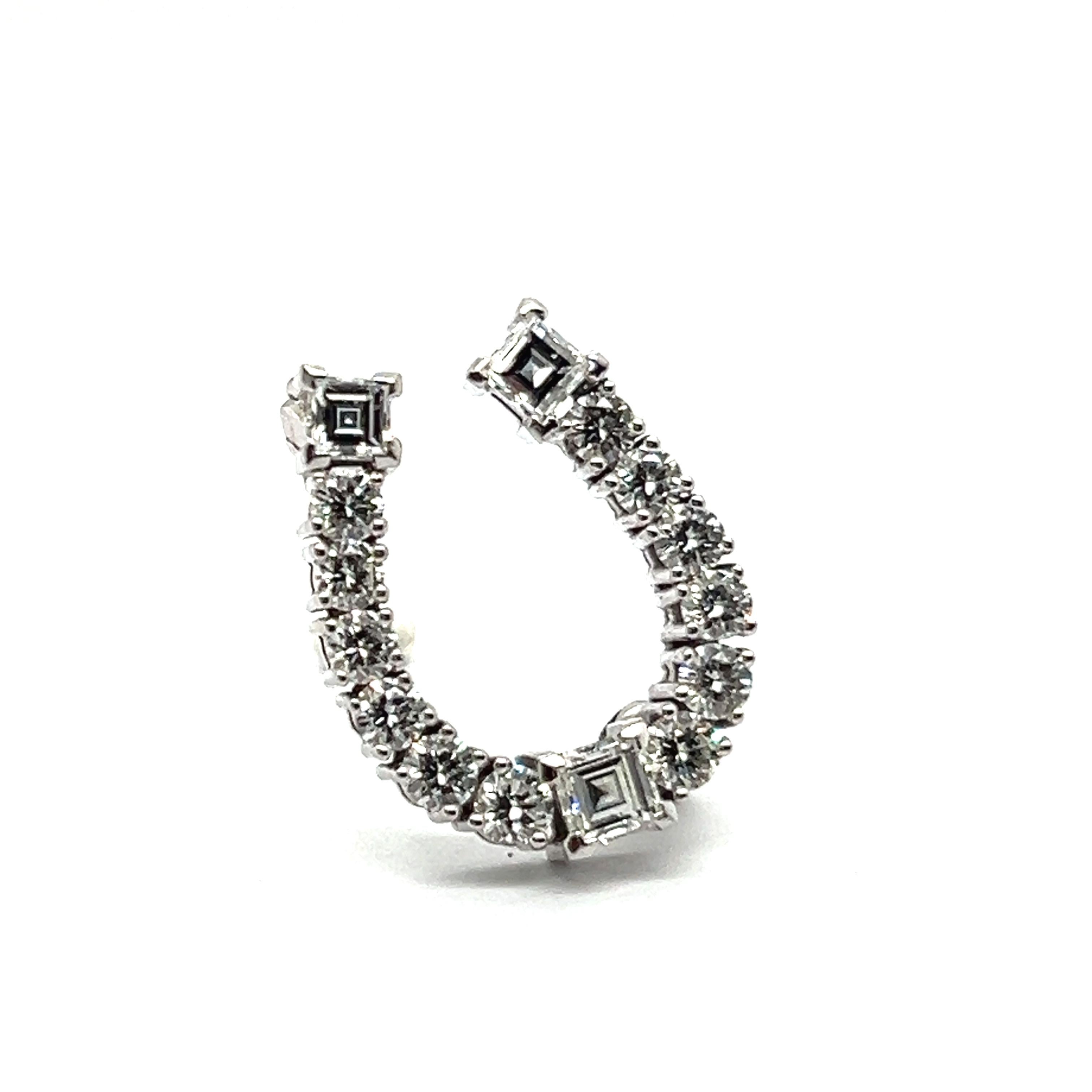 Bucherer, renowned for its rich heritage and exceptional craftsmanship, presents this elegant horseshoe brooch in 18 Karat white gold.  Adorned with twelve brilliant-cut diamonds totaling 0.80 ct and three carré-cut diamonds totaling 0.55 ct, this