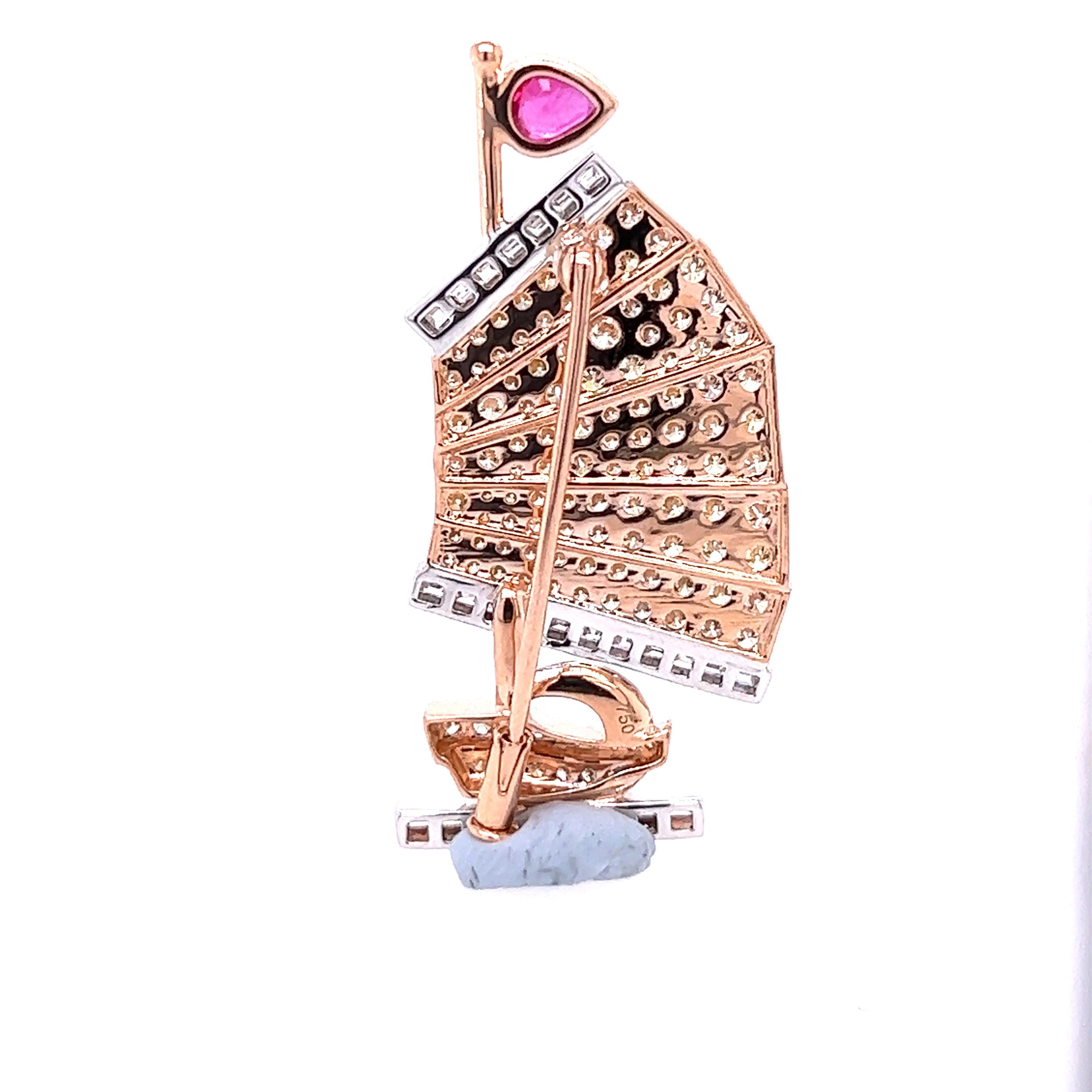Moderne Broche chevalière voilier Lucky Charm en or 18 carats avec diamants et rubis en vente