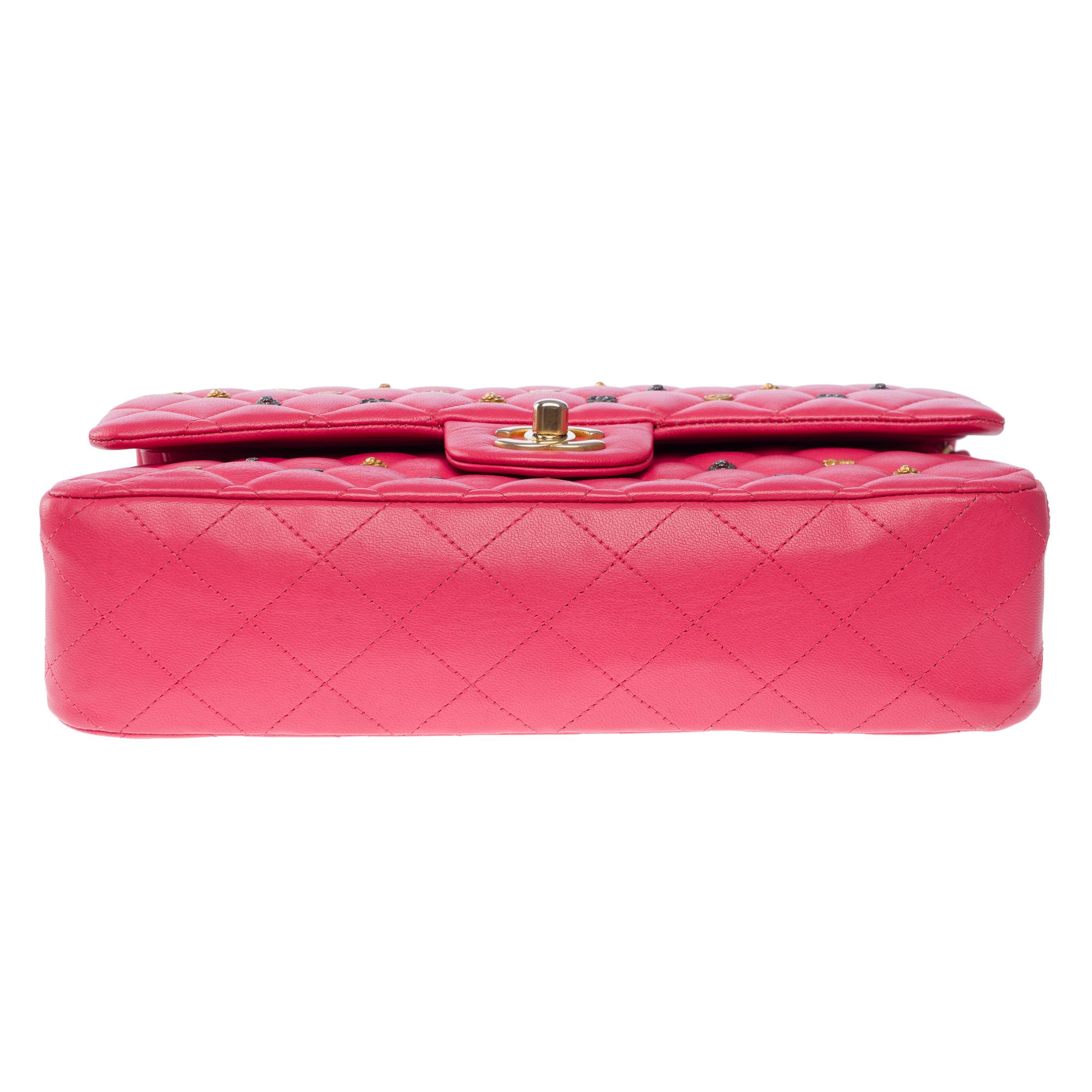 Borsa a tracolla con doppia patta di Chanel in pelle d'agnello trapuntata rosa, AGHW in vendita 5