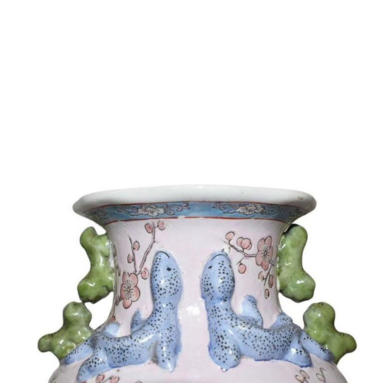 Hong Kong Lucky Chinoiserie Famille Rose Pink Ceramic Vase Birds and Geckos, 20th Century For Sale