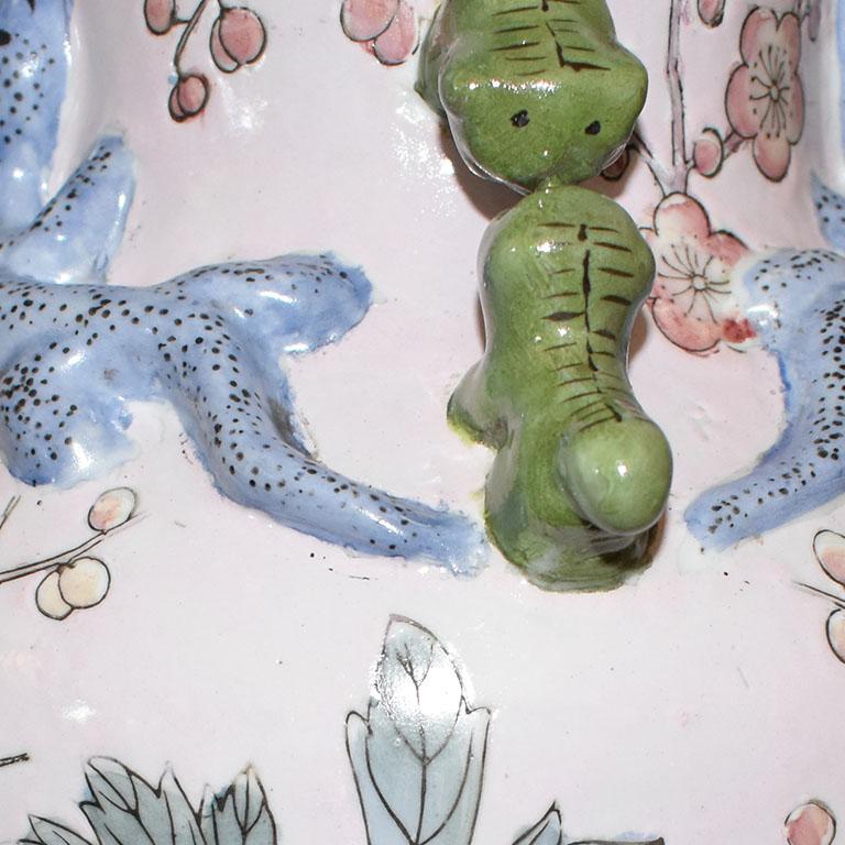 Keramikvase mit Vögeln und Geckos der Chinoiserie Famille Rose in Rosa, 20. Jahrhundert im Angebot 2