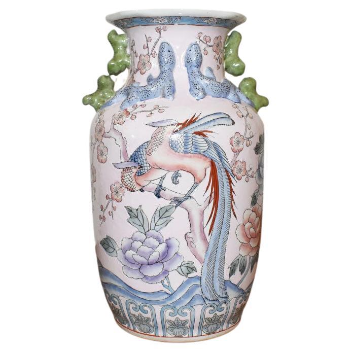 Keramikvase mit Vögeln und Geckos der Chinoiserie Famille Rose in Rosa, 20. Jahrhundert