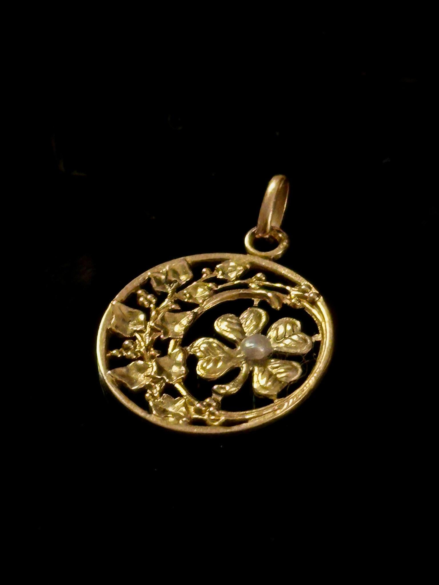 Lucky Clover Pendant Art Nouveau 18 k Solid Yellow Gold Love Token Lucky Charms In Good Condition For Sale In Mārupe, LV