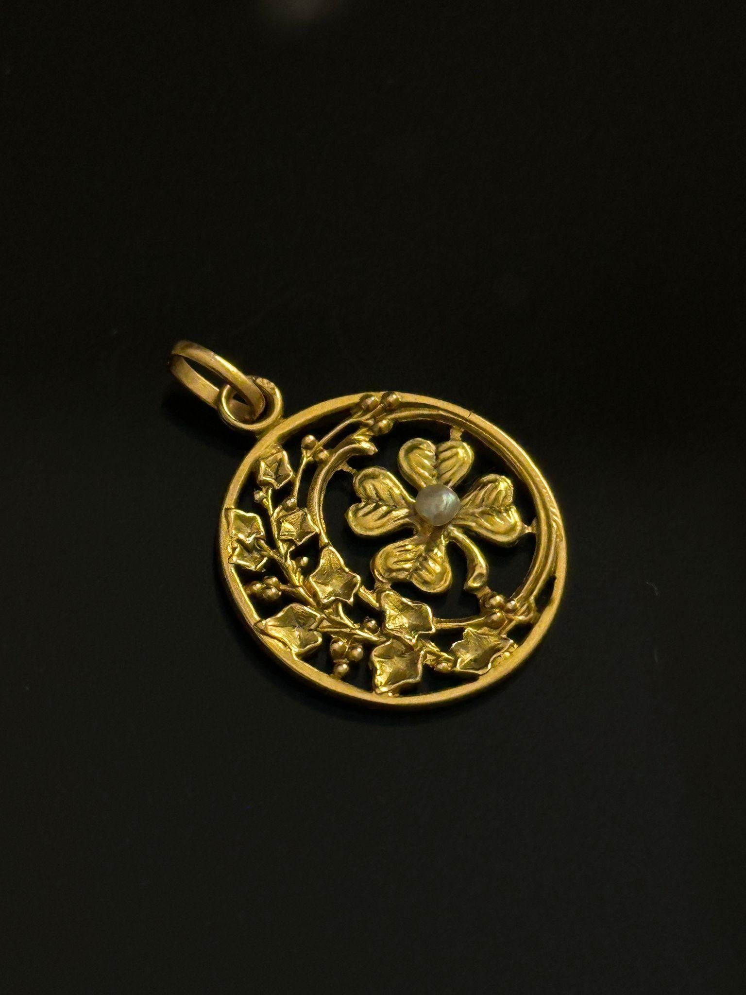 Women's or Men's Lucky Clover Pendant Art Nouveau 18 k Solid Yellow Gold Love Token Lucky Charms For Sale