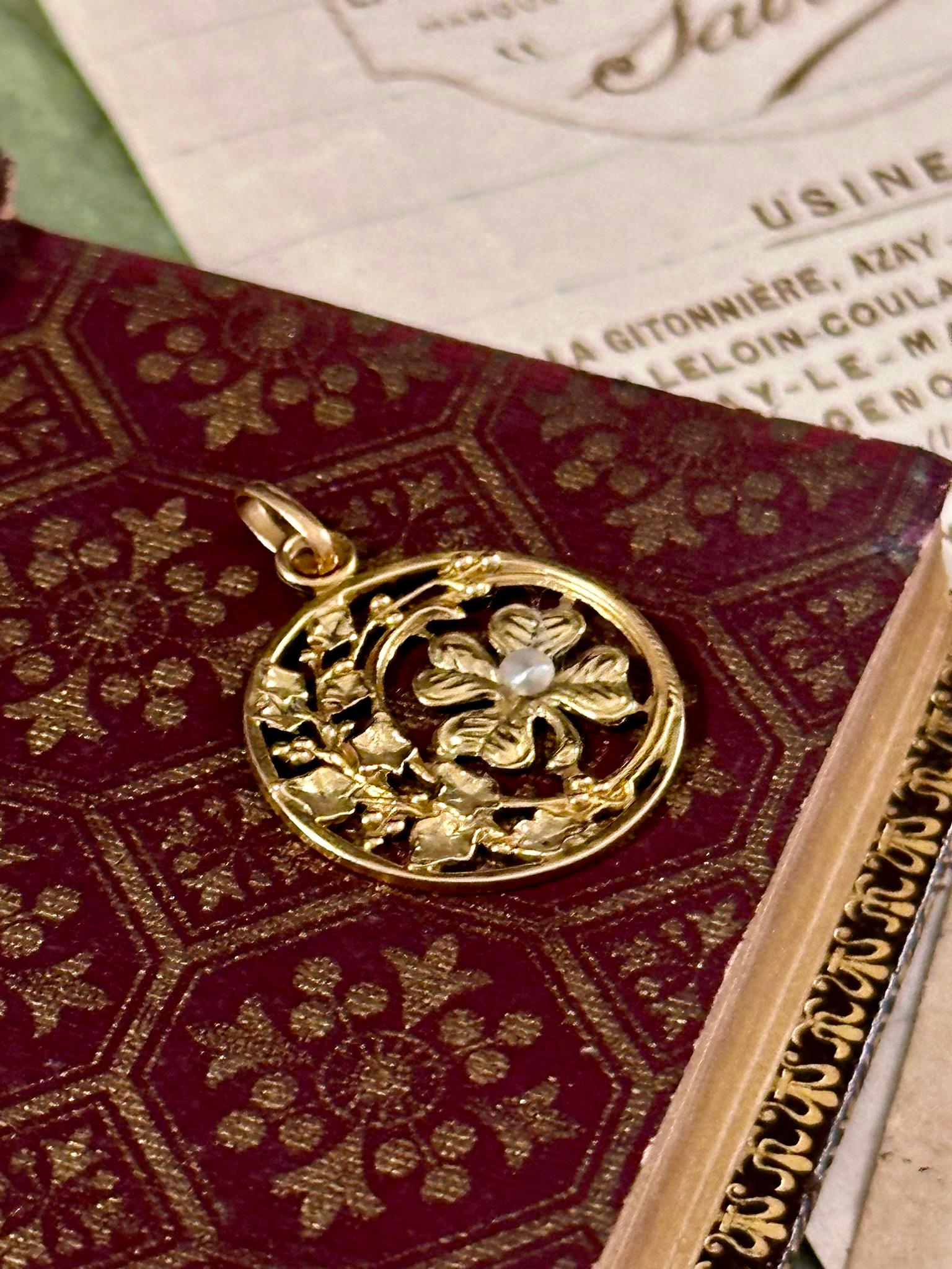 Lucky Clover Pendant Art Nouveau 18 k Solid Yellow Gold Love Token Lucky Charms For Sale 2