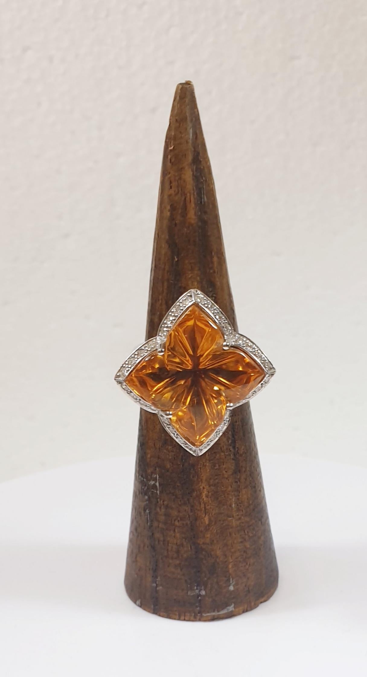 Contemporary Lucky Clover Ring 18k White Gold with Diamonds and Central Lemmon Citrine For Sale