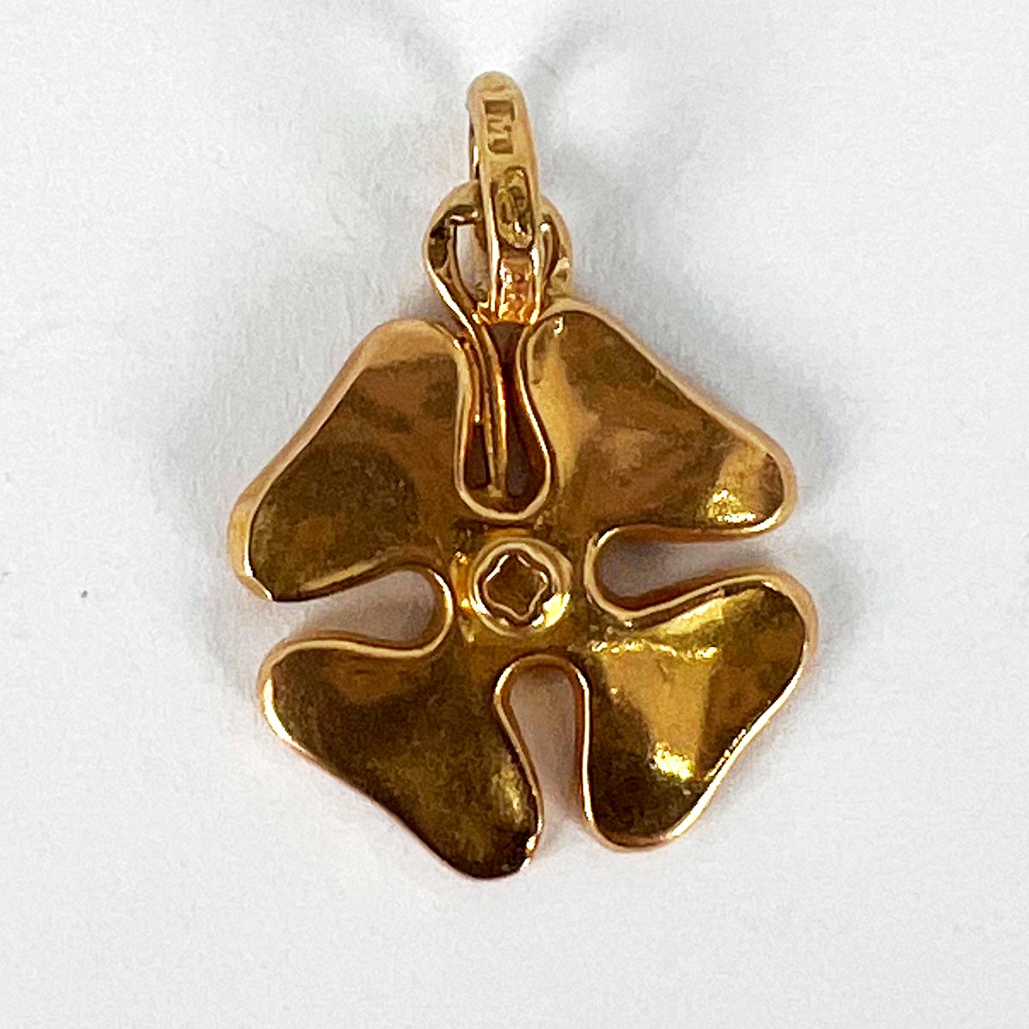 An 18 karat (18K) yellow gold charm pendant designed as a lucky clover or shamrock, engraved 1918 to mark the end of World War One with the initials BA. Stamped 18ct to the jump ring for 18 karat gold.
 
Dimensions: 1.8 x 1.5 x 0.2 cm (not including