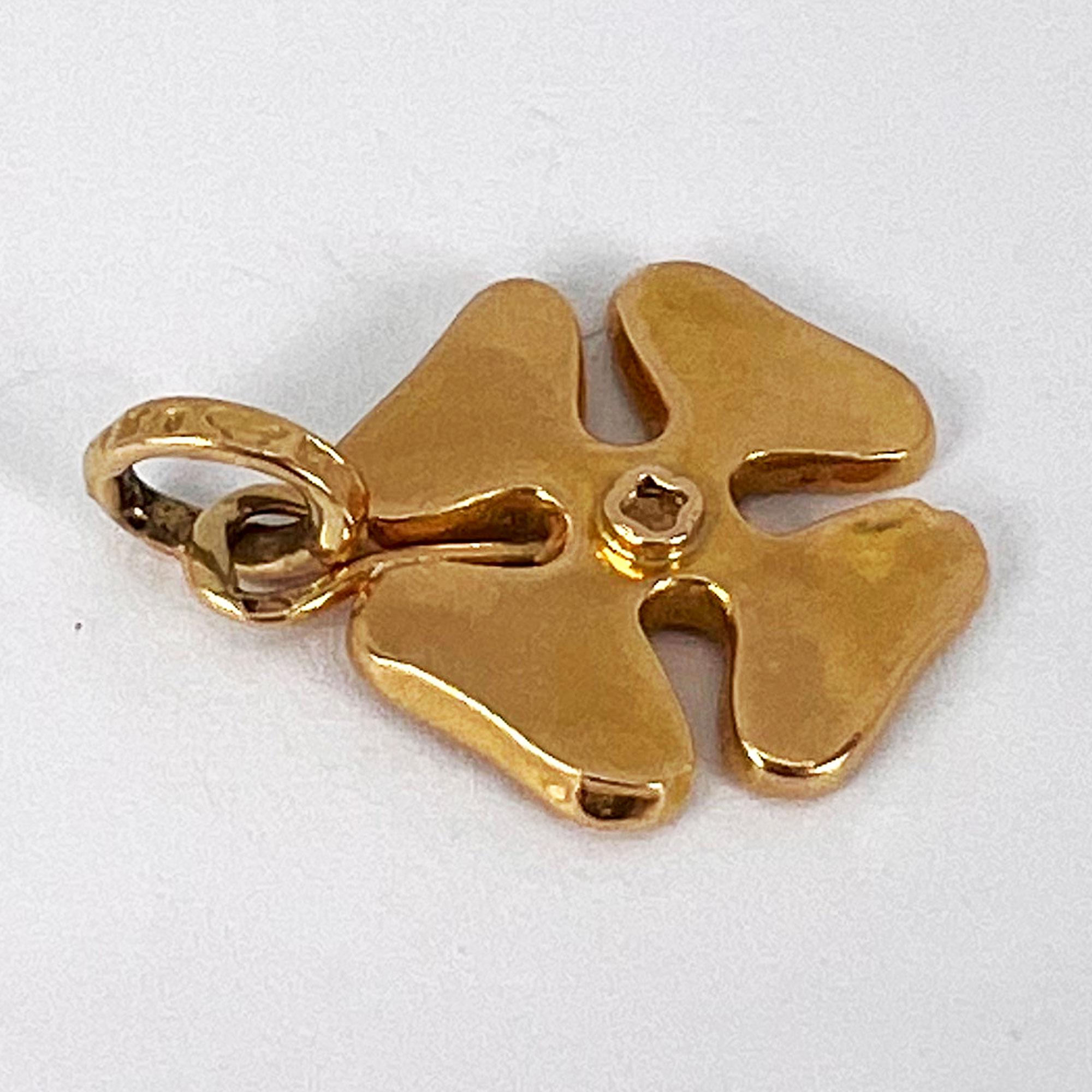 Lucky Clover Shamrock 18K Yellow Gold Charm Pendant In Good Condition In London, GB