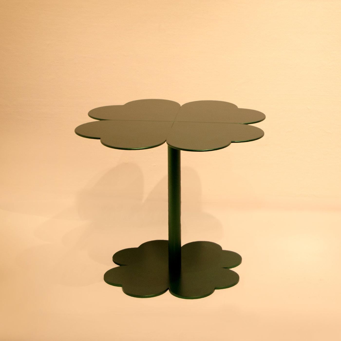 Cette table basse originale fait partie d'une série de pièces d'ameublement conçues par Giulia Maria Ligresti qui allient flair artistique et qualité artisanale. Fabriquée à la main en fer avec un plateau et une base en trèfle à quatre feuilles dans