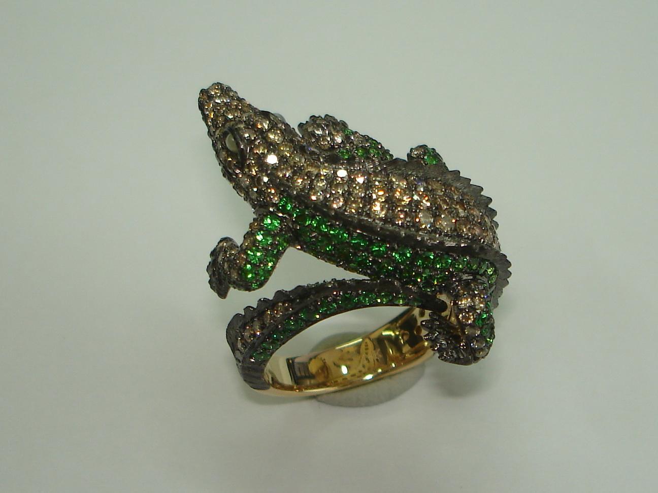 Lucky Diamond Ruby Pearl 18 Karat Yellow Gold Precious Alligator Ring for Her For Sale 8
