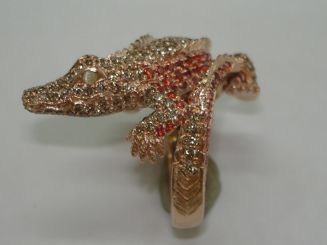 Lucky Diamond Ruby Pearl 18 Karat Yellow Gold Precious Alligator Ring for Her In New Condition For Sale In Genève, GE