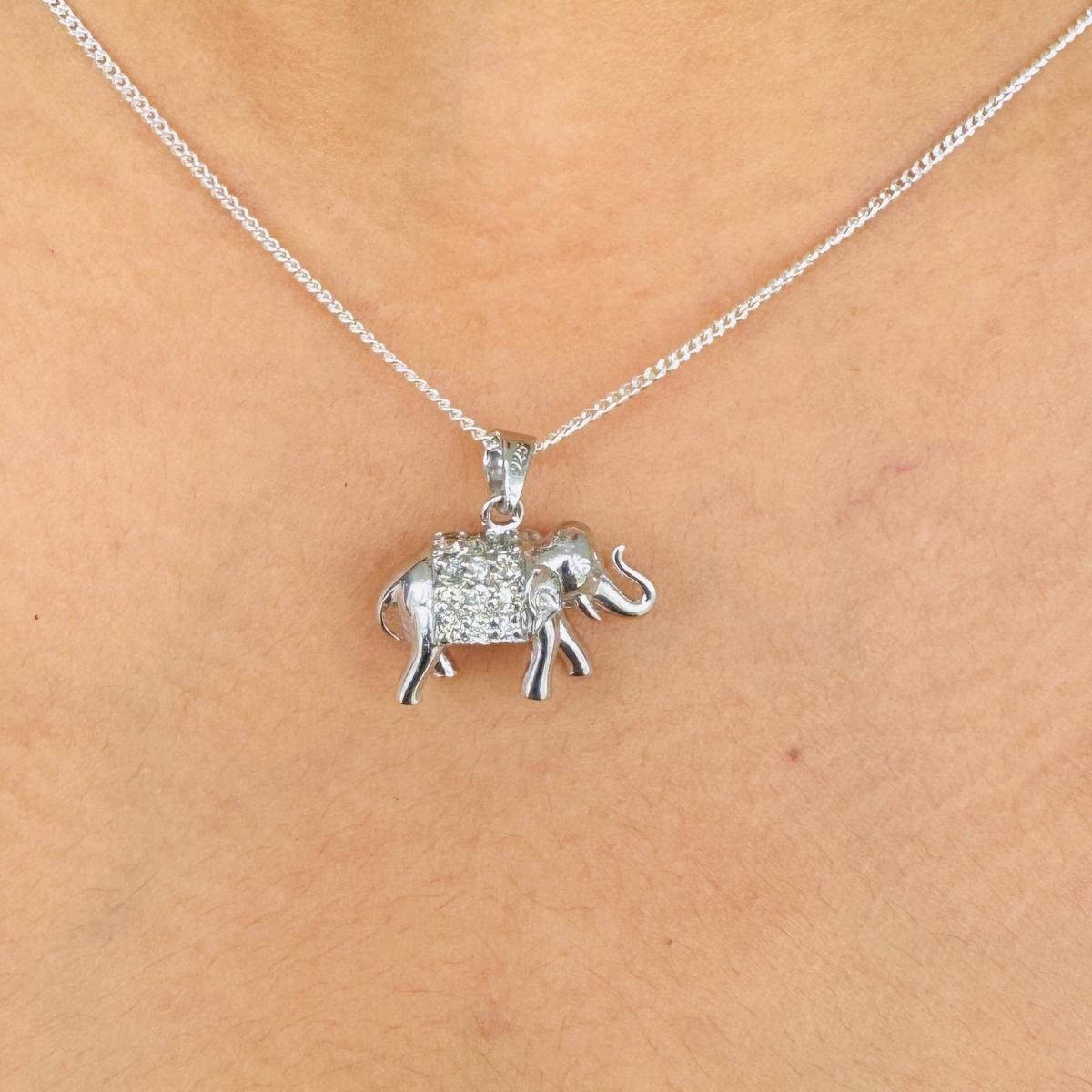 Ciondolo Elefante con diamante in argento Regali unisex in argento sterling con borchie in argento. Questo splendido gioiello eleva immediatamente un look casual o un abito elegante. 
Il diamante, pietra natale di aprile, porta amore, fama, successo