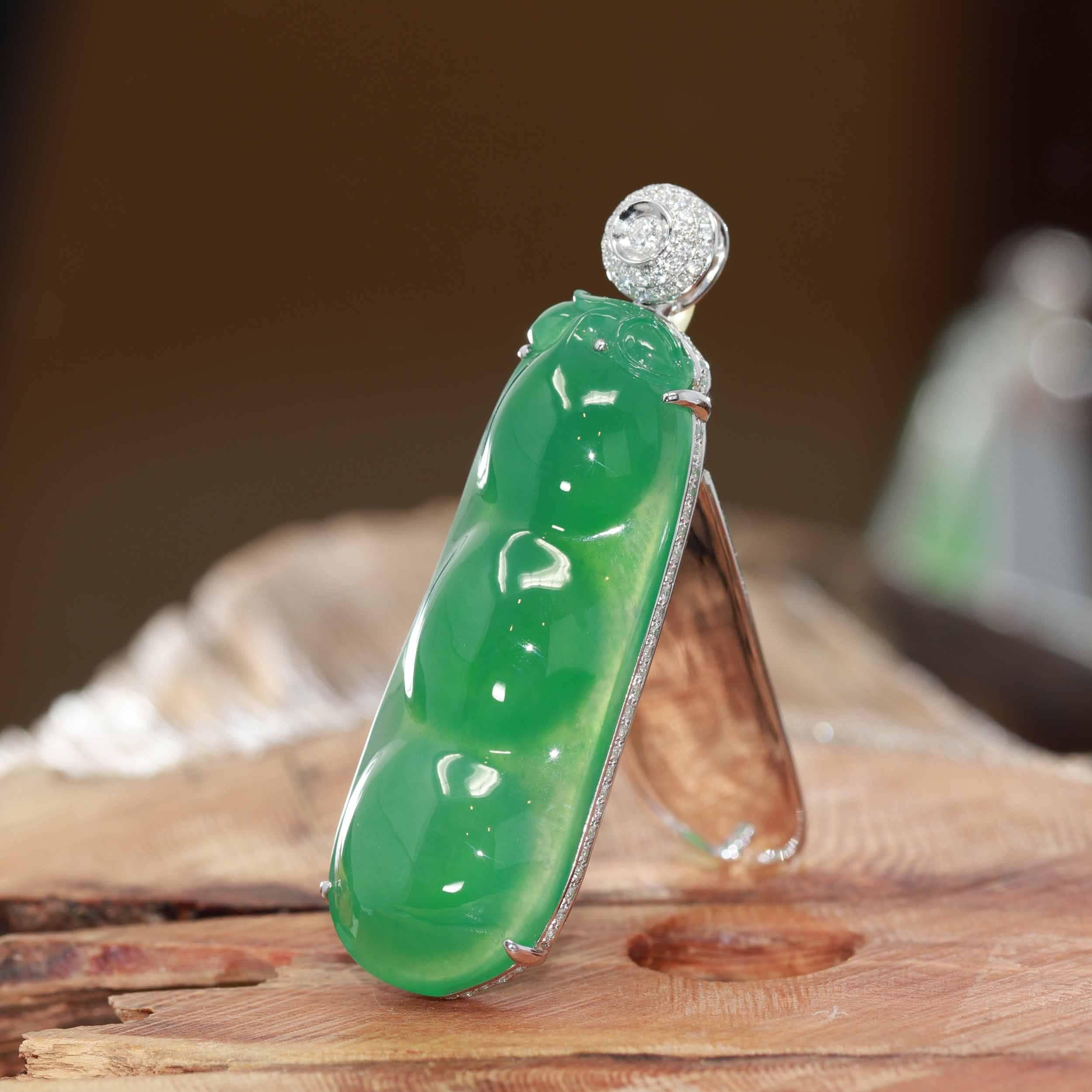 * DESIGN CONCEPT--- High-quality Genuine Burmese Imperial Jadeite Pendant Necklace. This pendant is comprised of one-piece high-quality Burmese imperial green jadeite. The high-end imperial jadeite of this shade is very rare and valuable. Once in a