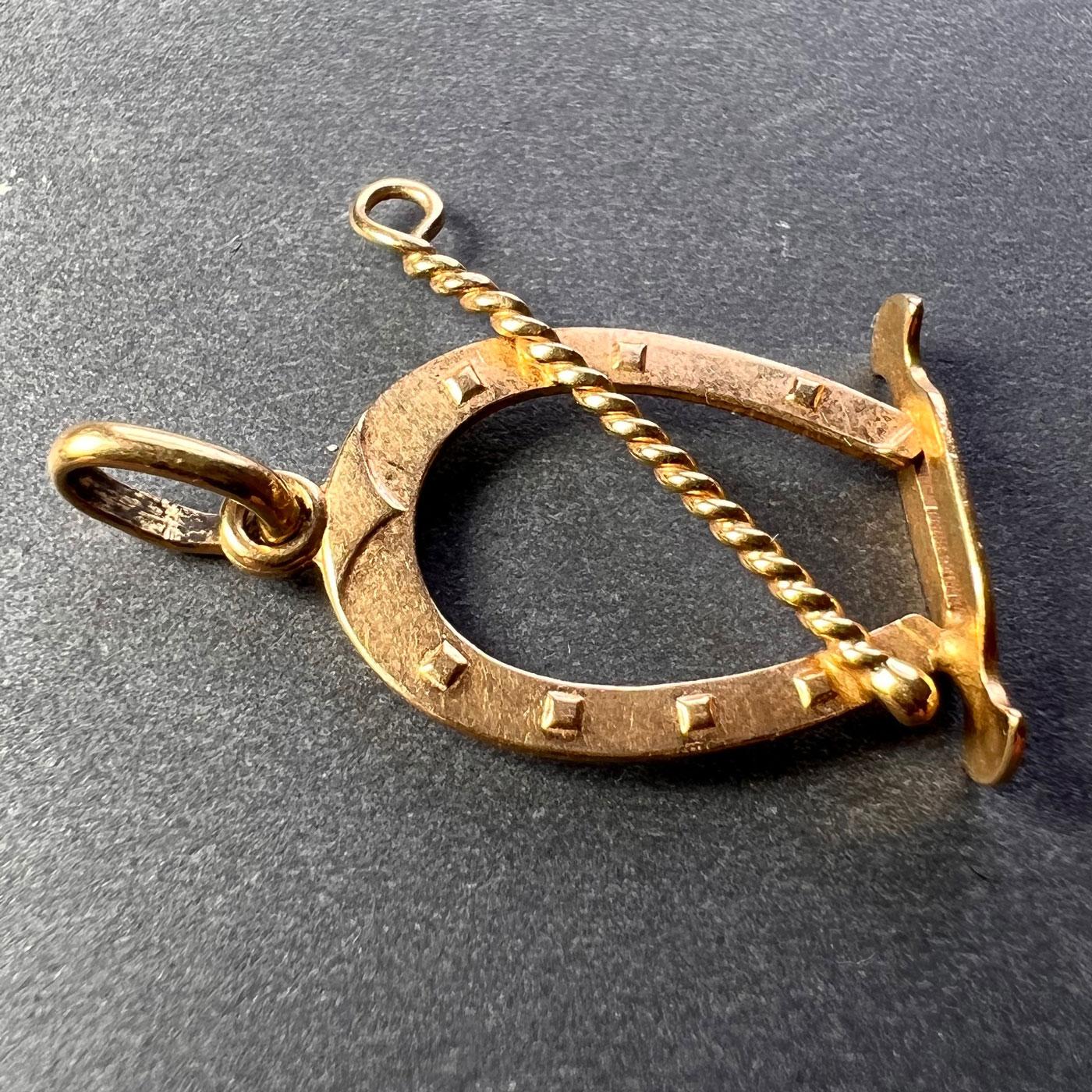 Pendentif breloque Lucky en or jaune 18 carats avec fer à cheval et fouet Pour femmes en vente