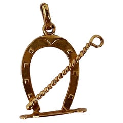 18 Karat Gelbgold Charm-Anhänger mit Hufeisen und Peitschen