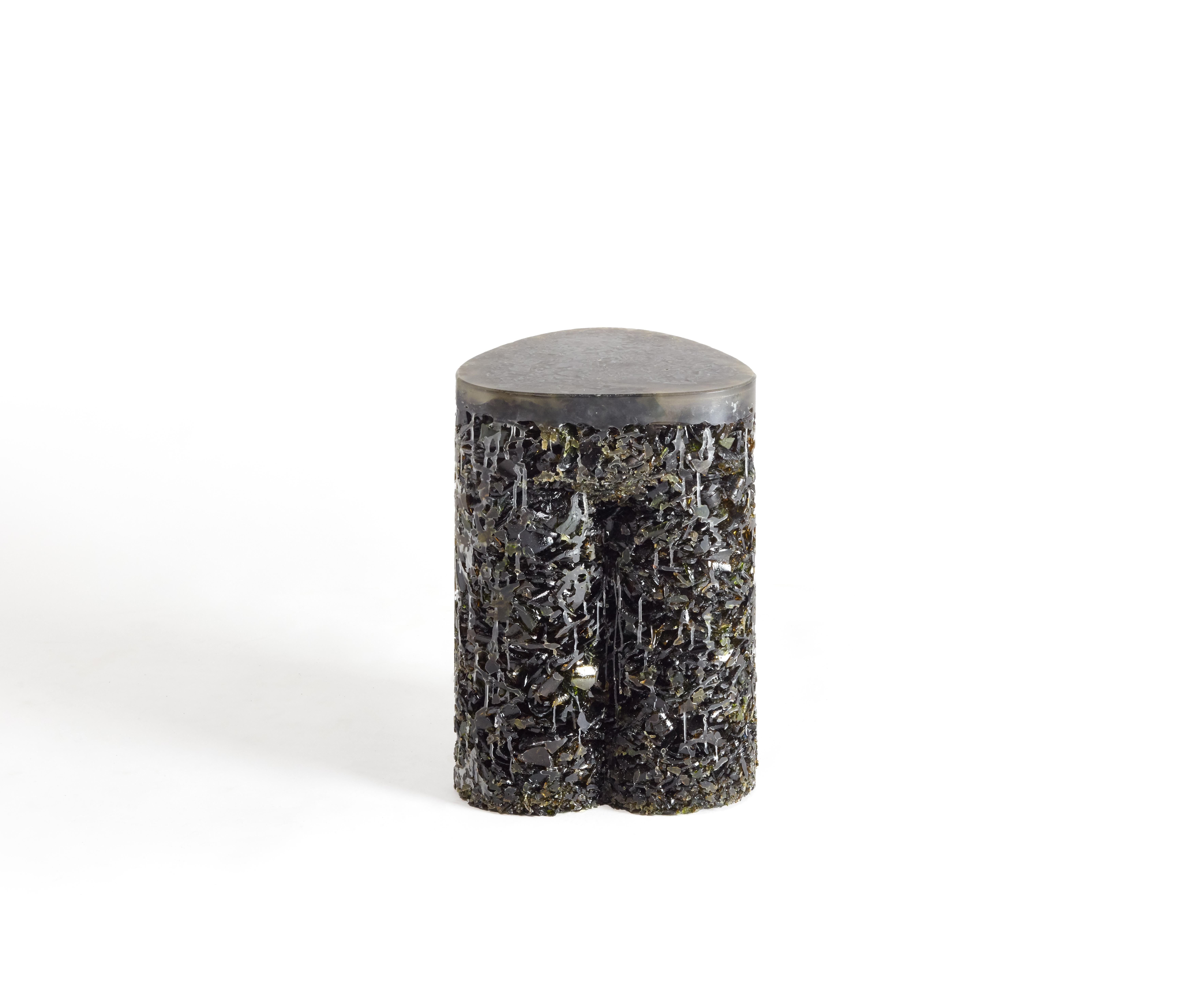 Nouvelle table d'appoint en verre recyclé fabriquée à la main par le célèbre studio de design Aparentment de Barcelone. 
Lucky Ressaca est un nouvel ajout à la collection Ressaca, une œuvre immersive qui emmène le spectateur dans un monde dystopique