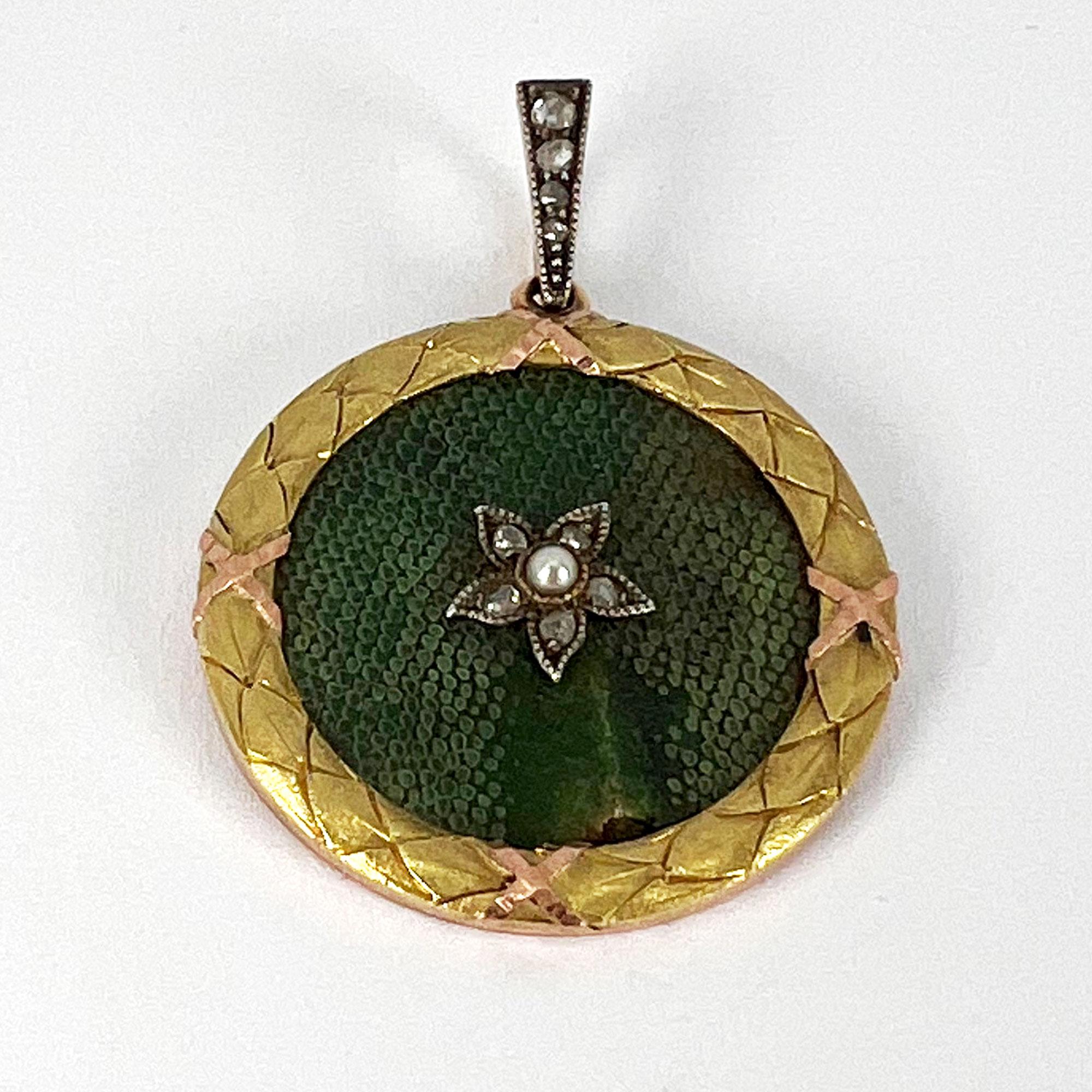 Vittoriano Ciondolo con perla e diamante Lucky Star Shagreen in oro giallo 18 carati in vendita